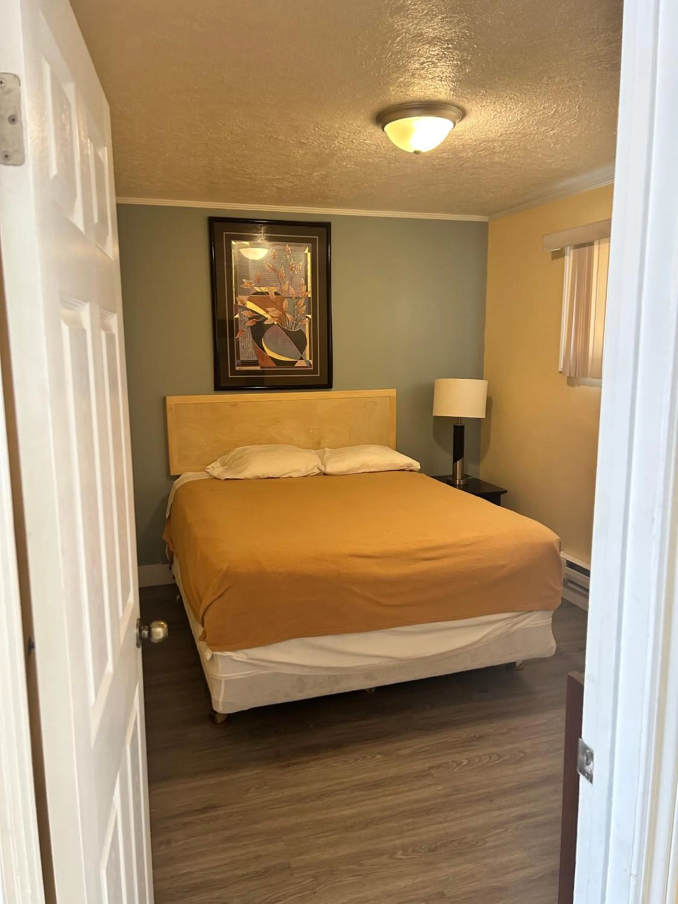 Bed in Sunparlor Motel