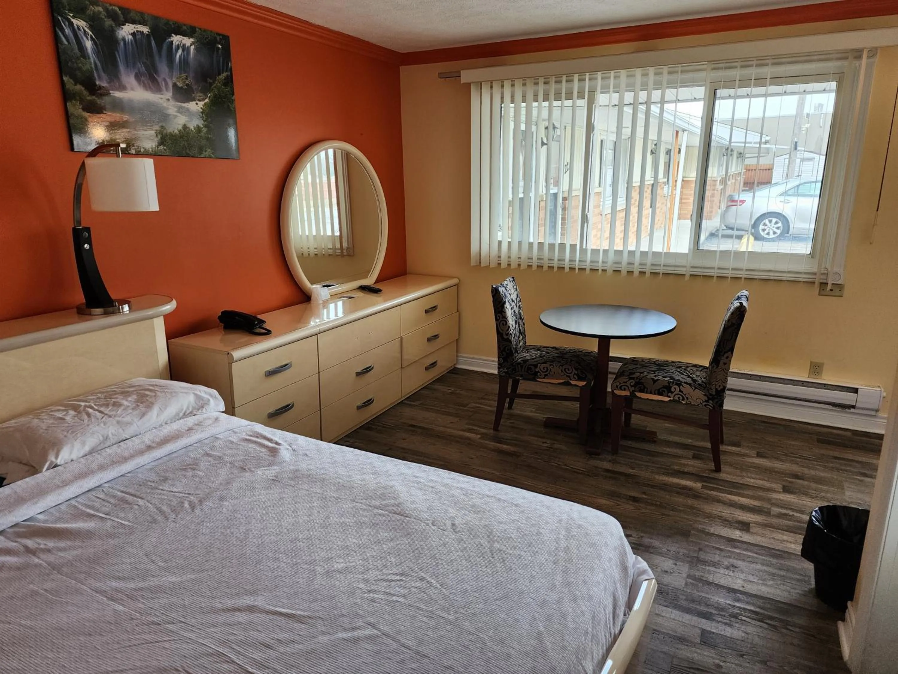 Photo of the whole room, Bed in Sunparlor Motel