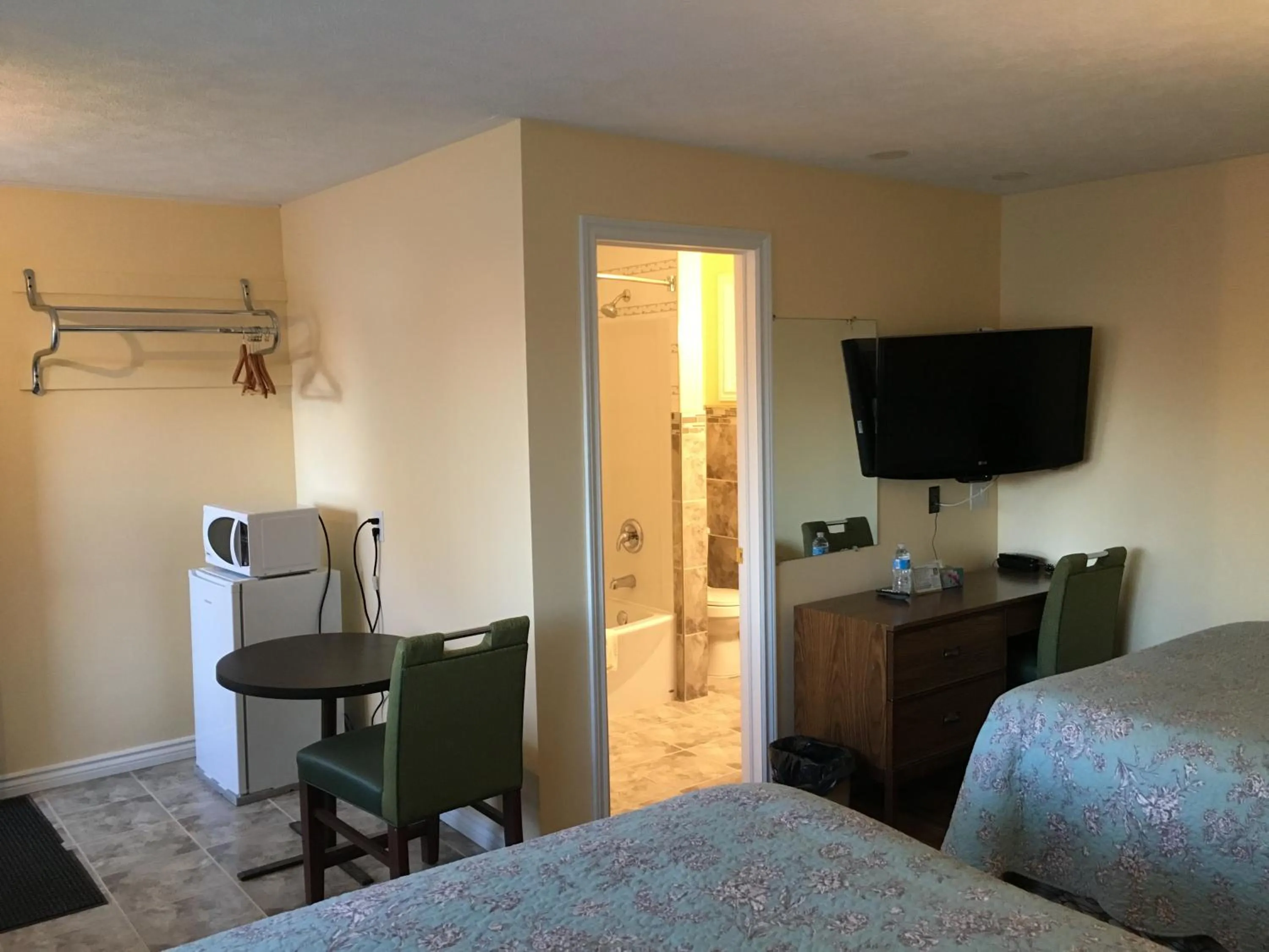 Photo of the whole room, Bed in Sunparlor Motel