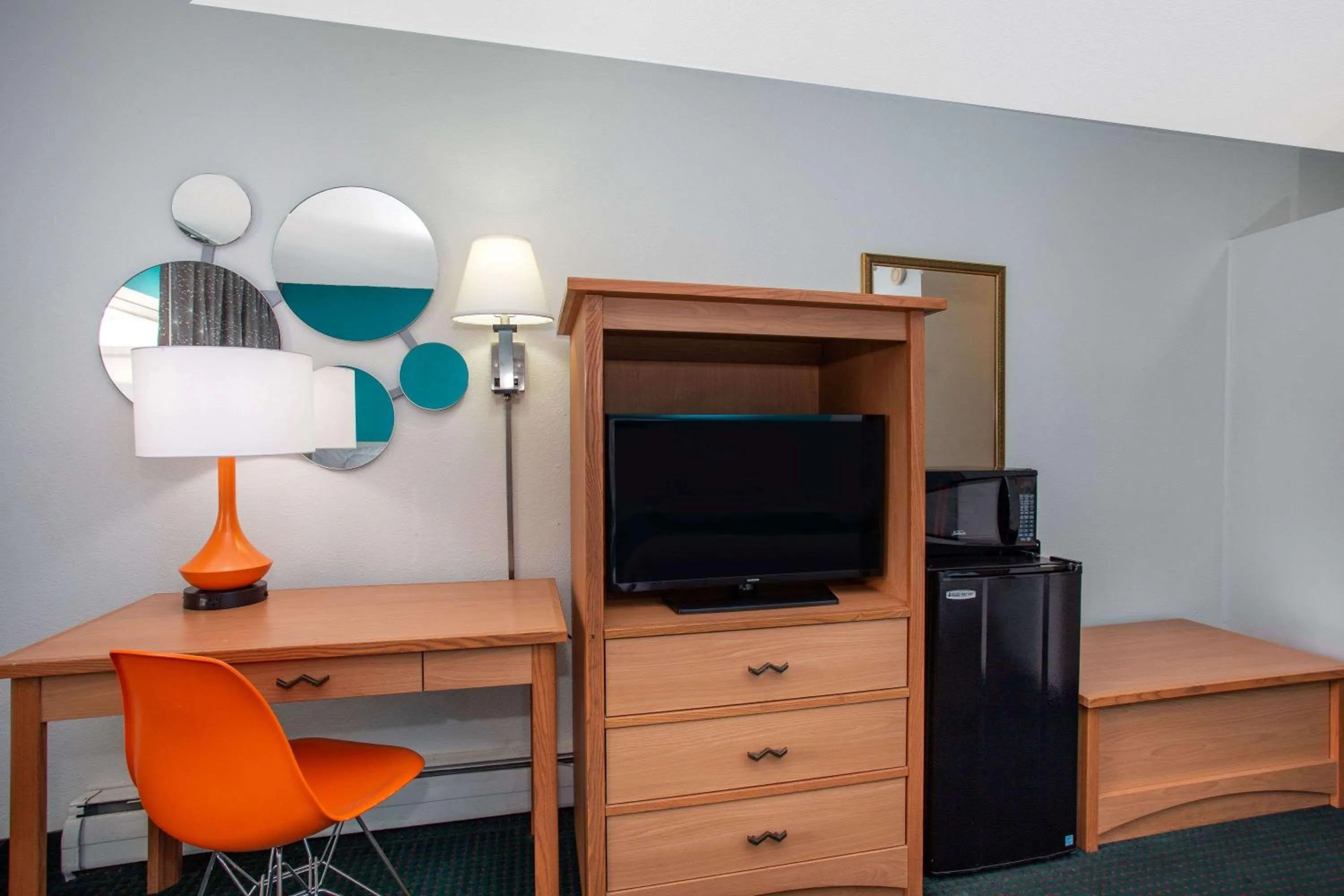 Photo of the whole room in Howard Johnson by Wyndham Colorado Springs