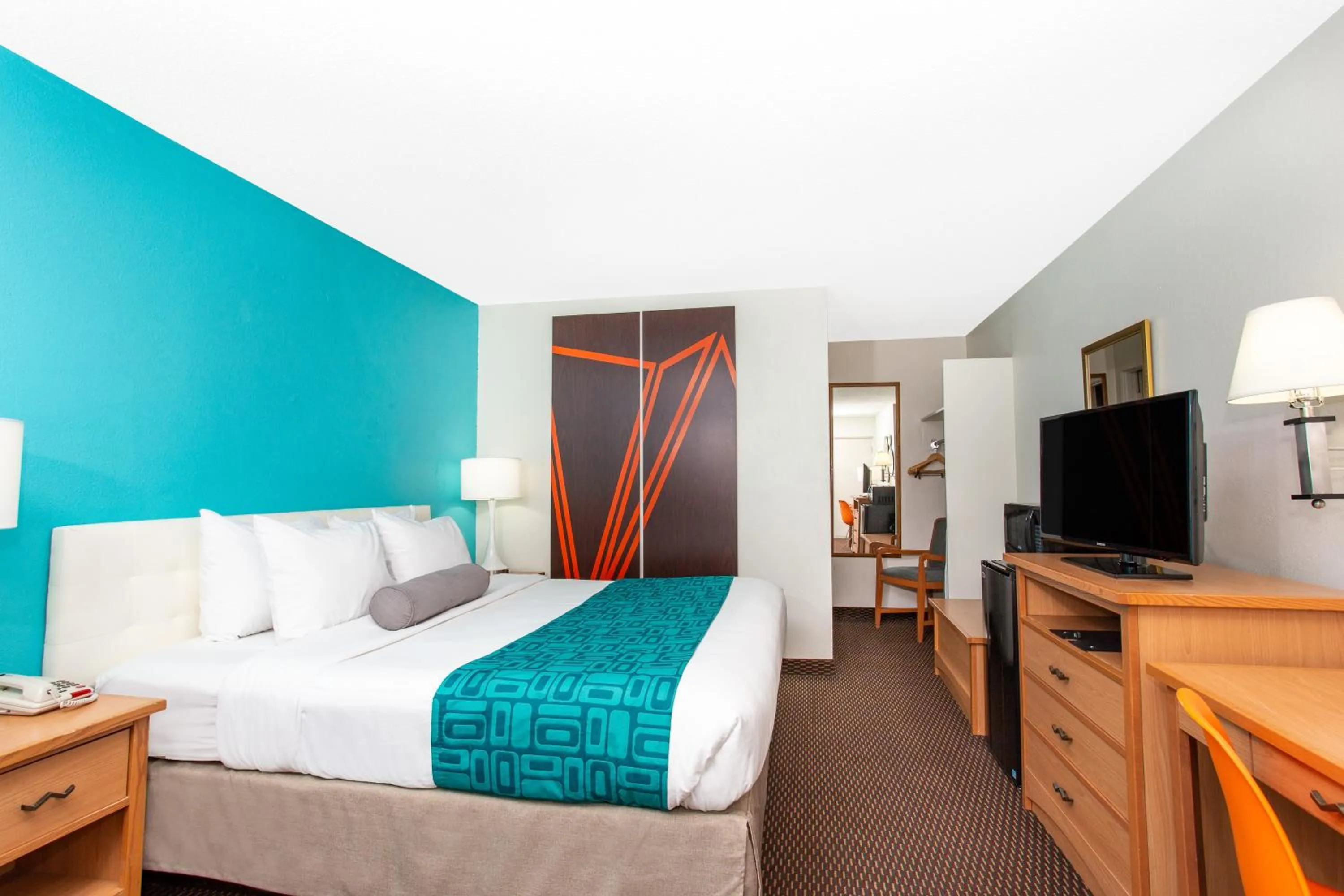 Bed in Howard Johnson by Wyndham Colorado Springs