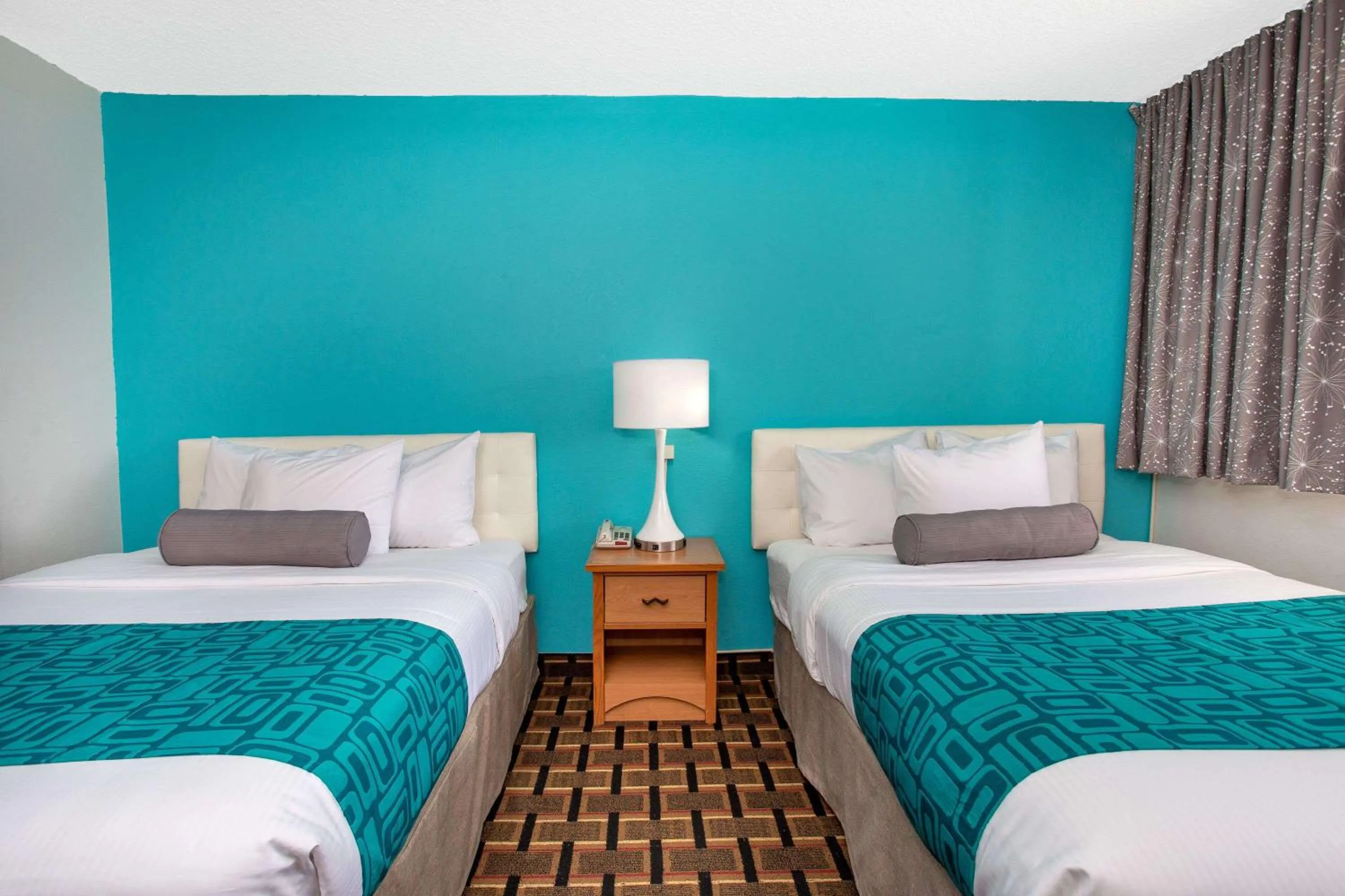 Photo of the whole room, Bed in Howard Johnson by Wyndham Colorado Springs