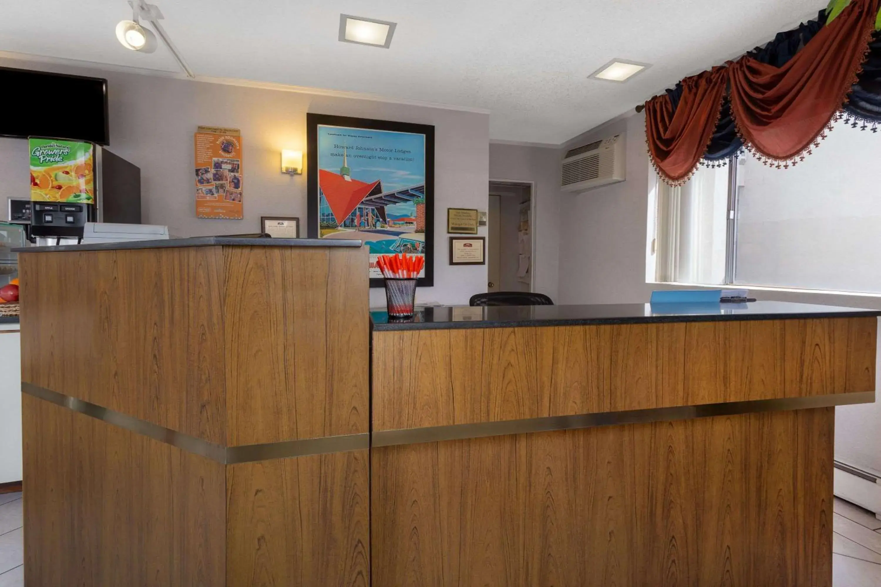 Lobby or reception in Howard Johnson by Wyndham Colorado Springs Lobby or reception in Howard Johnson by Wyndham Colorado Springs