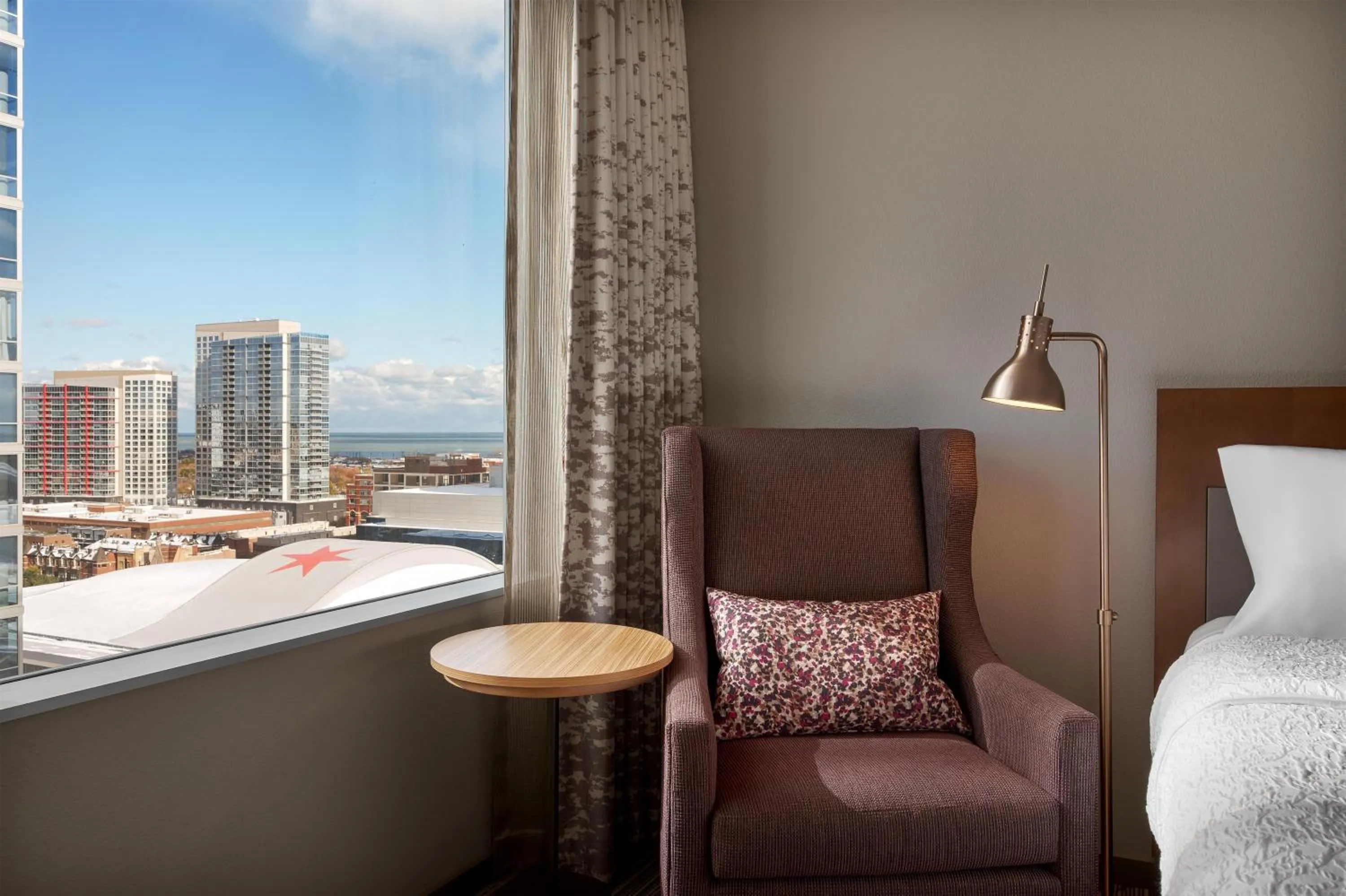 View (from property/room), Bed in Hilton Garden Inn Chicago McCormick Place