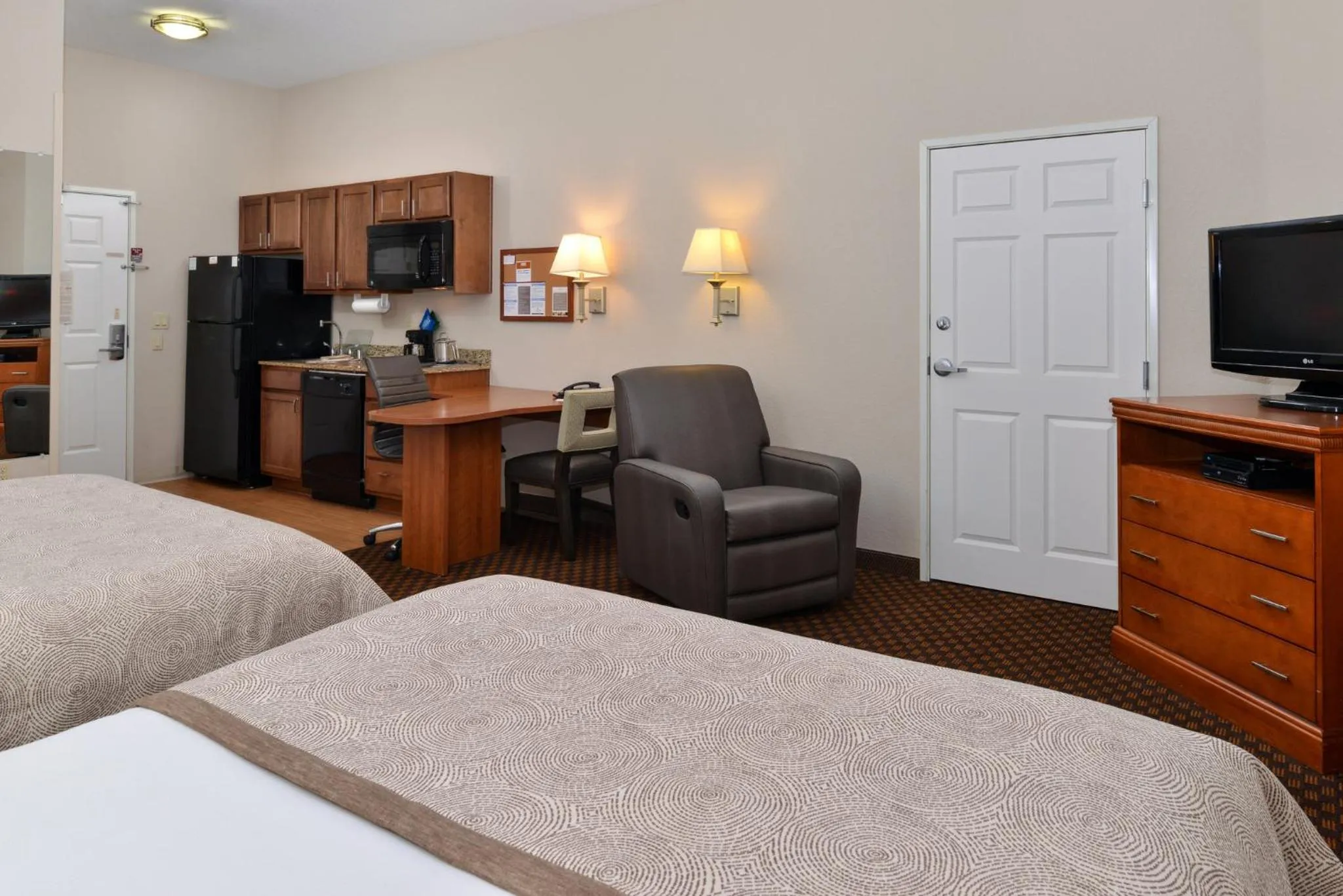 Photo of the whole room, Bed in Candlewood Suites Turlock by IHG