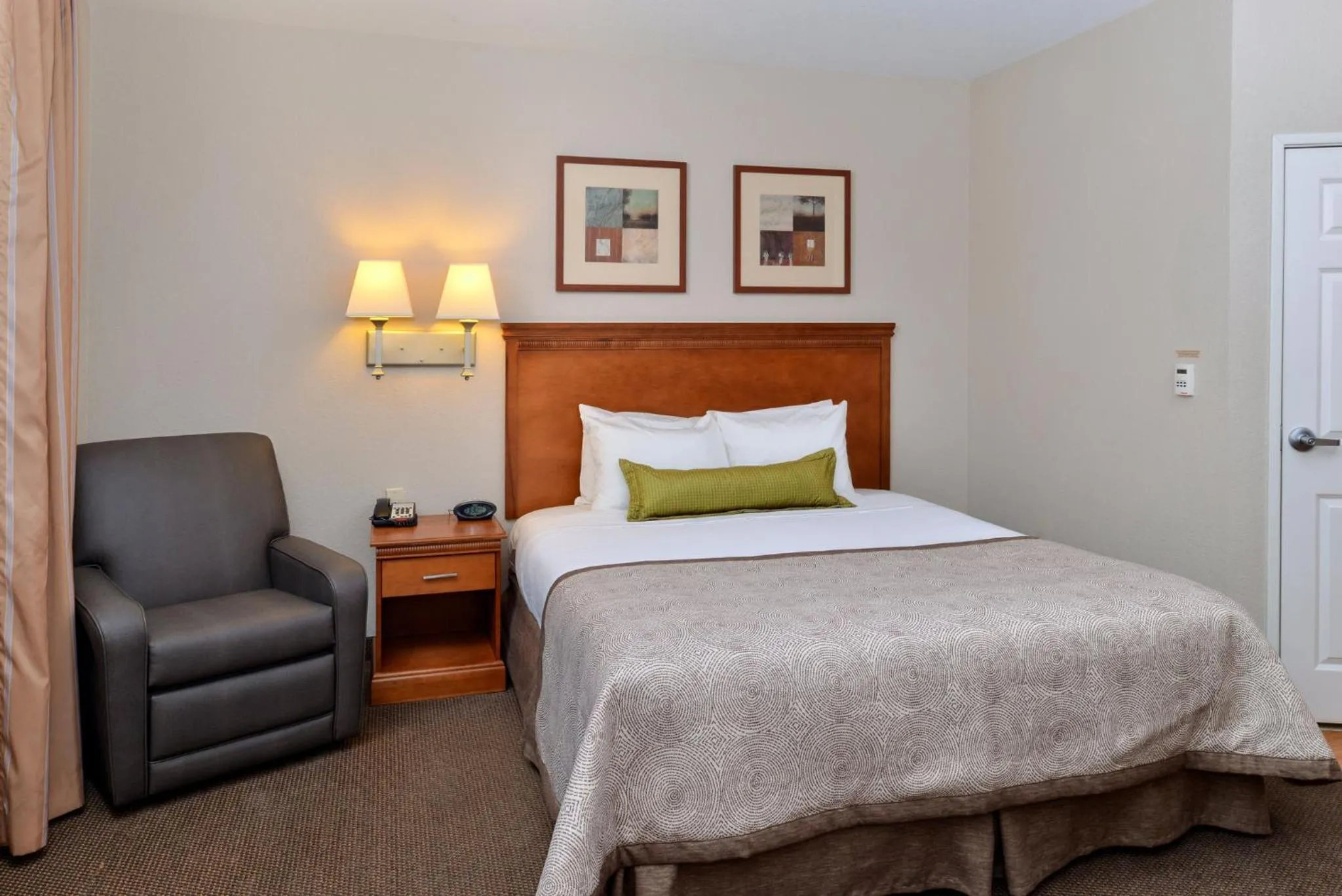 Photo of the whole room, Bed in Candlewood Suites Turlock by IHG
