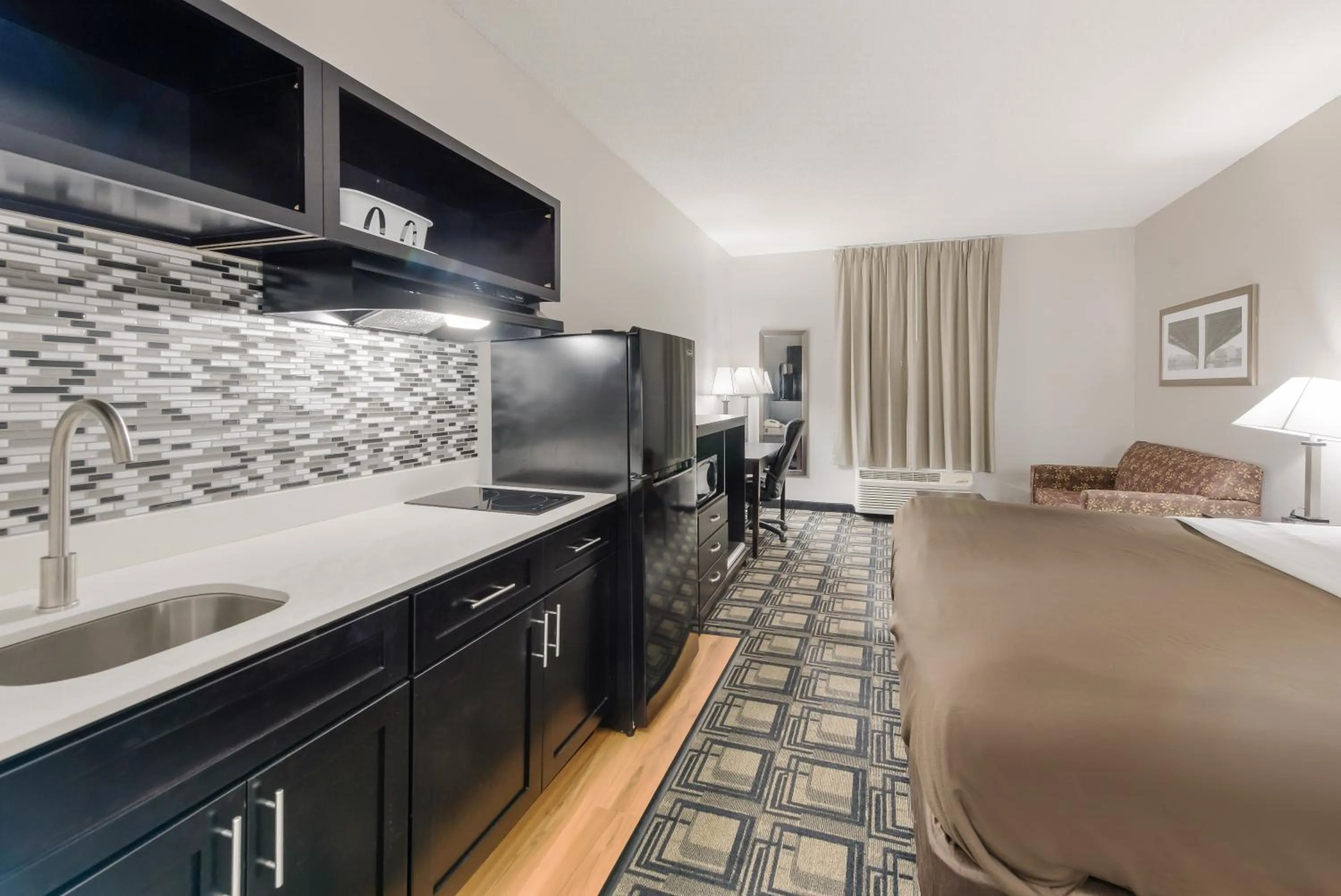 Kitchen or kitchenette in Suburban Studios Mason Hwy 42