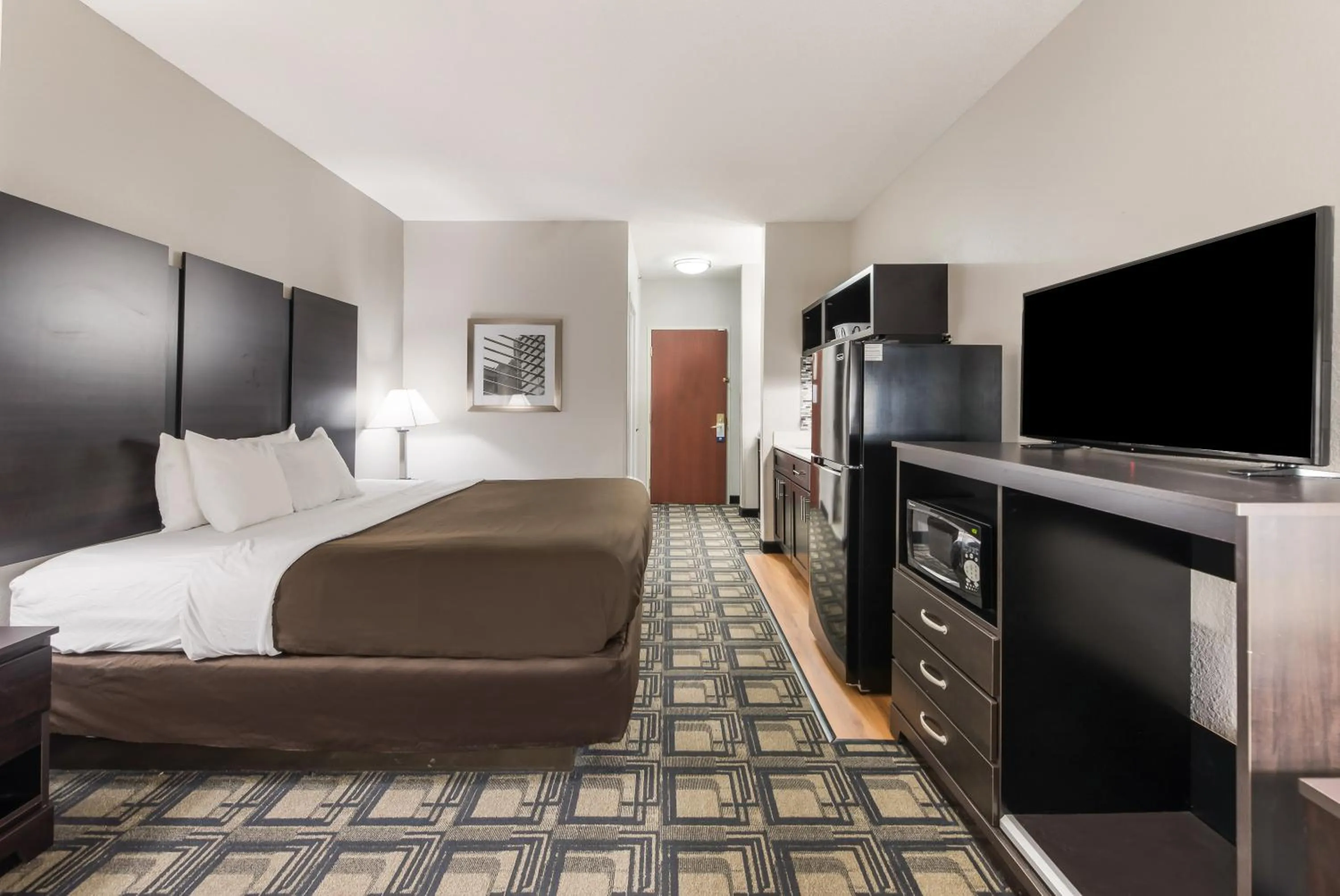 Kitchen or kitchenette, Bed in Suburban Studios Mason Hwy 42