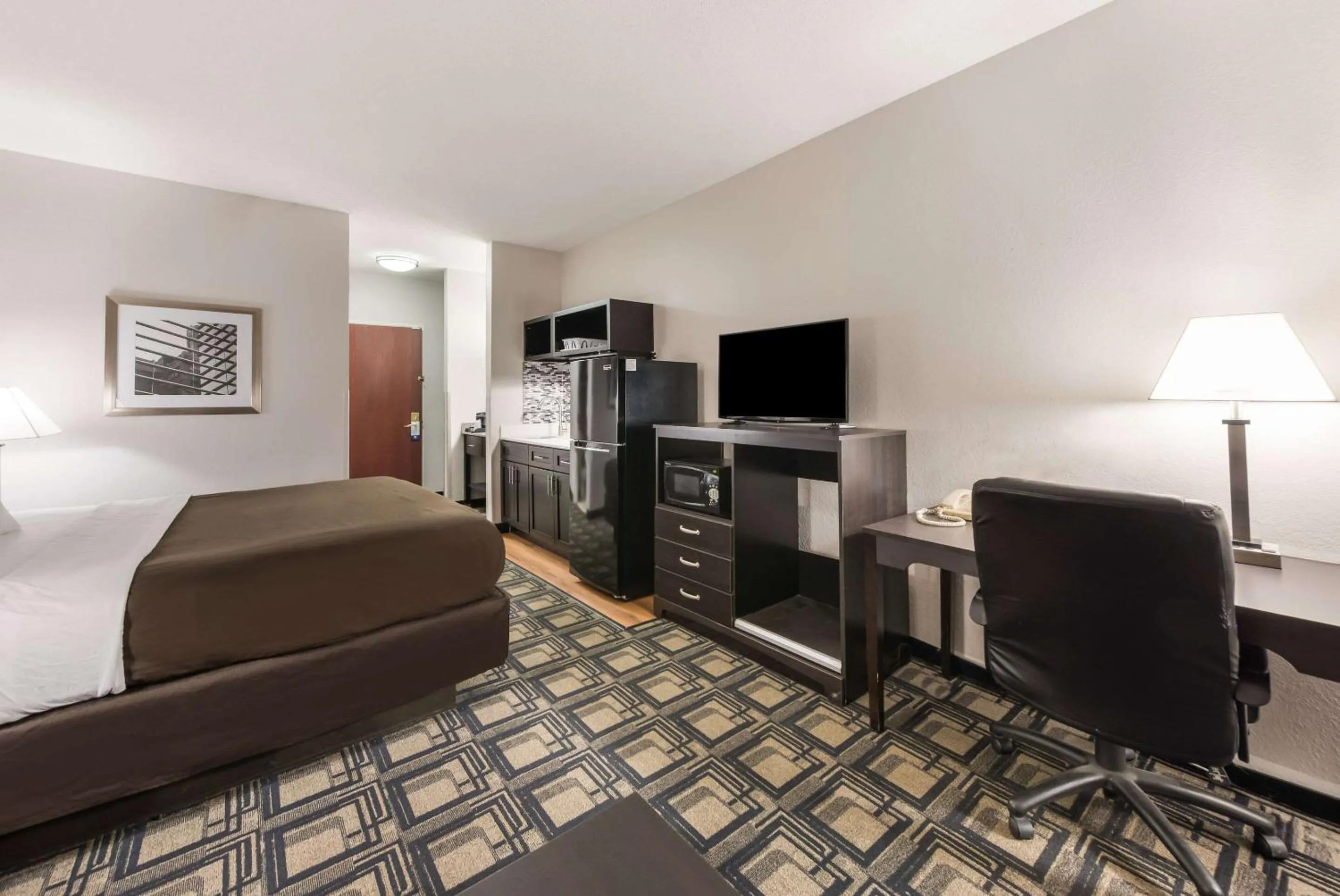 Photo of the whole room, Bed in Suburban Studios Mason Hwy 42