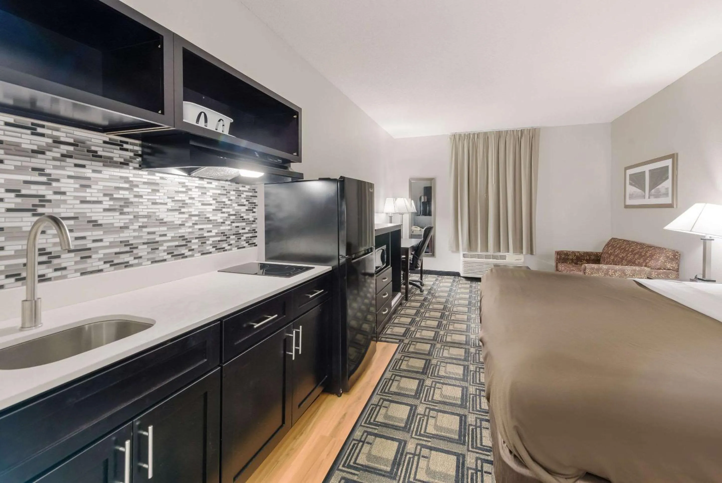 Photo of the whole room in Suburban Studios Mason Hwy 42