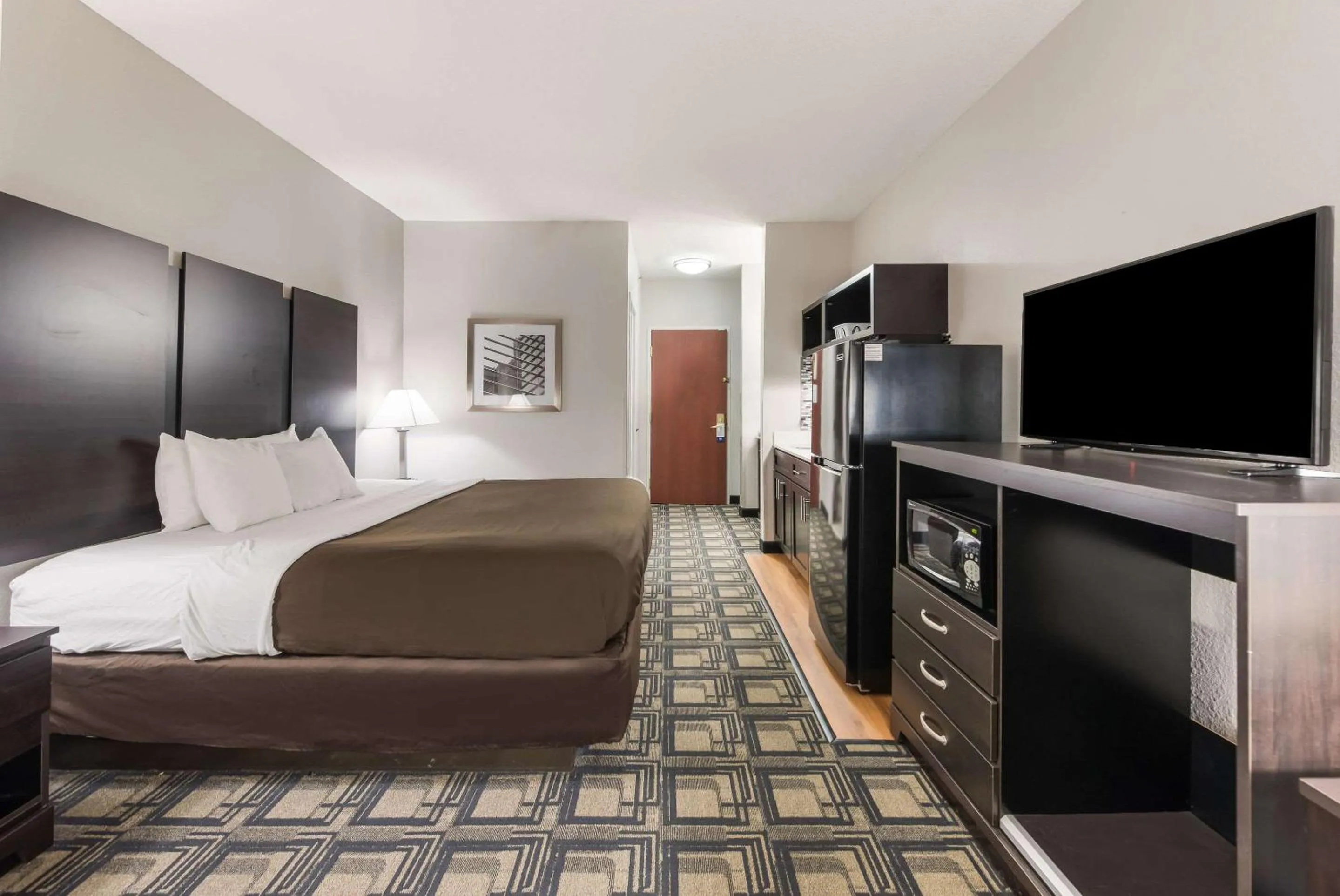 Photo of the whole room, Bed in Suburban Studios Mason Hwy 42