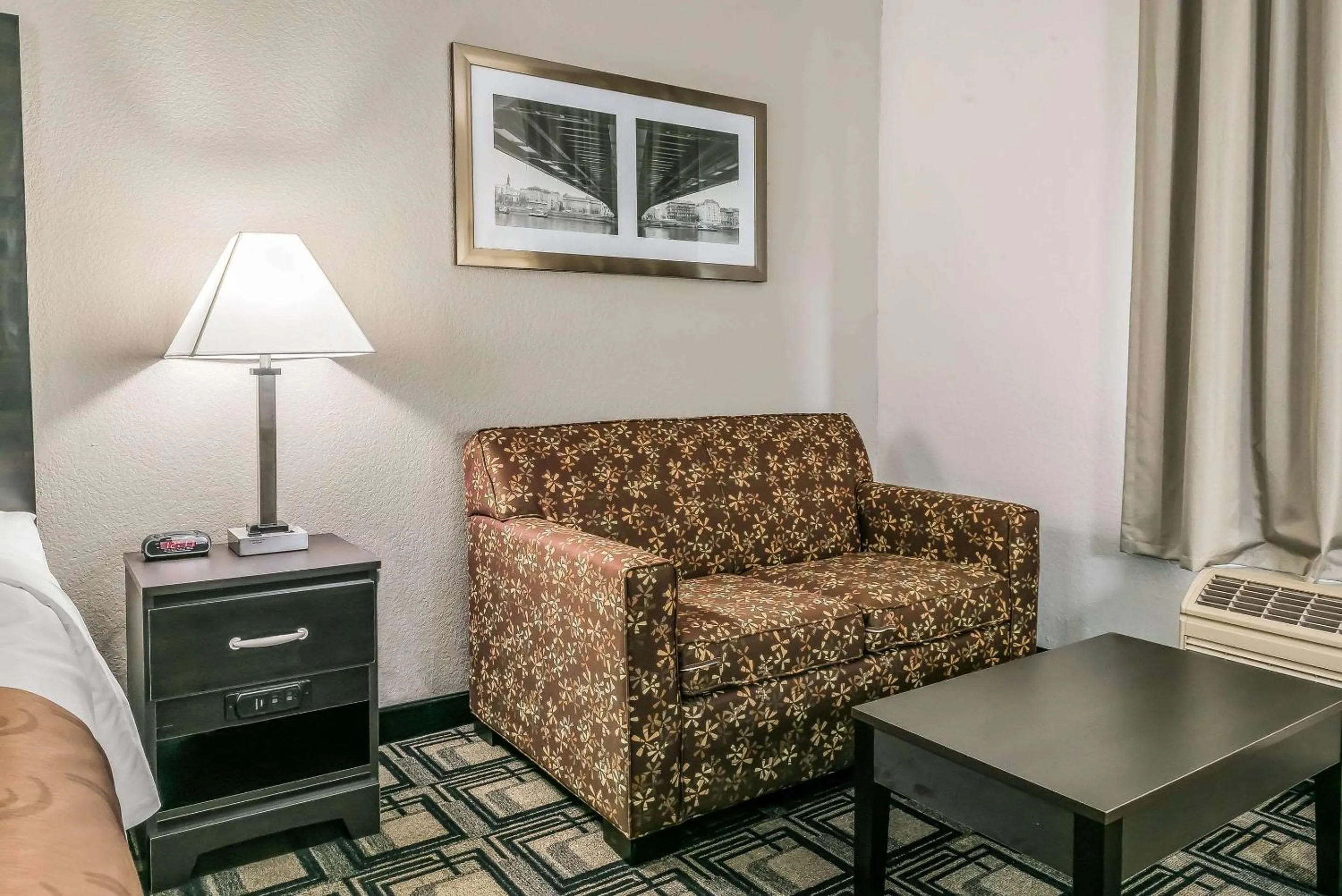 Photo of the whole room in Suburban Studios Mason Hwy 42