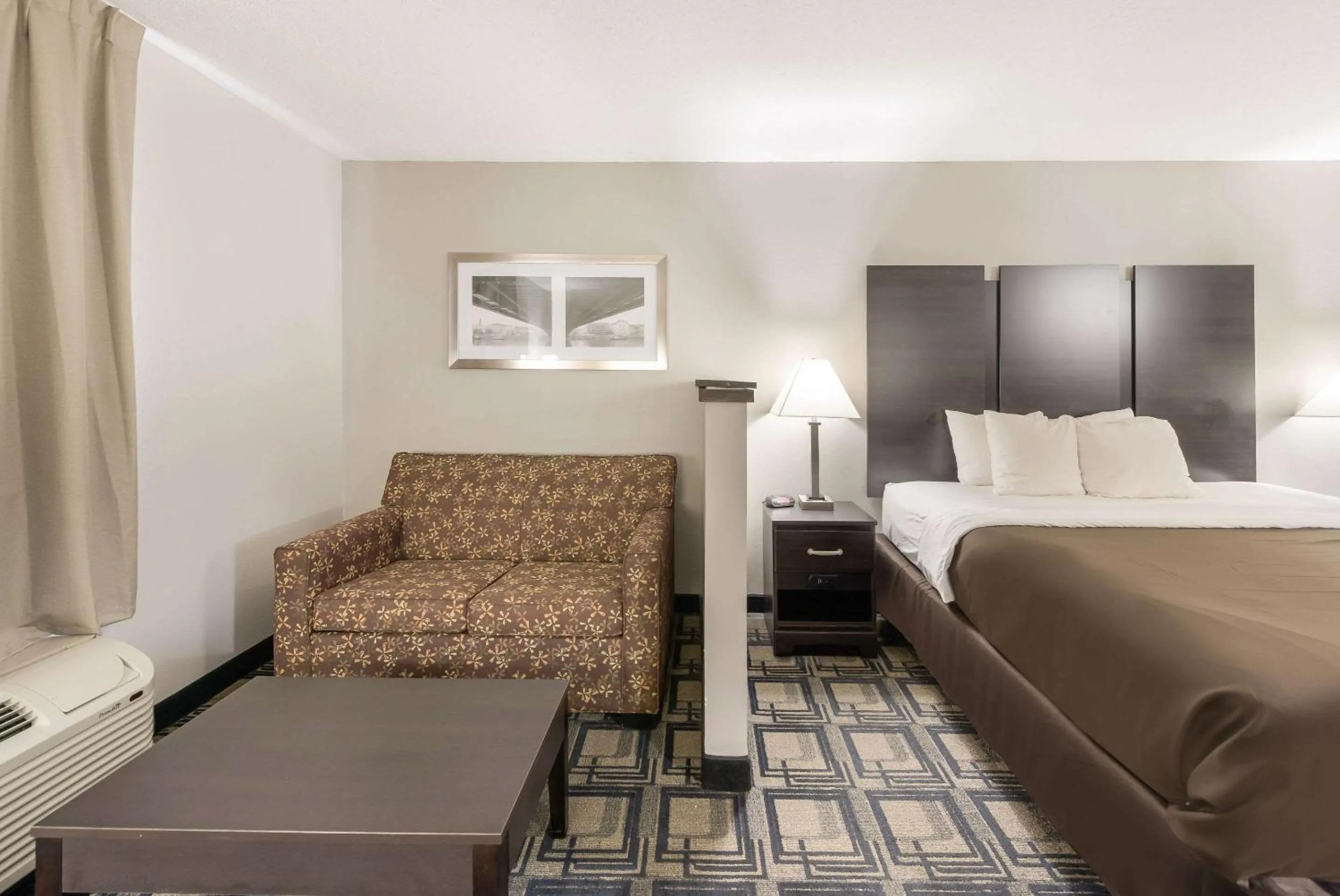 Bedroom, Bed in Suburban Studios Mason Hwy 42