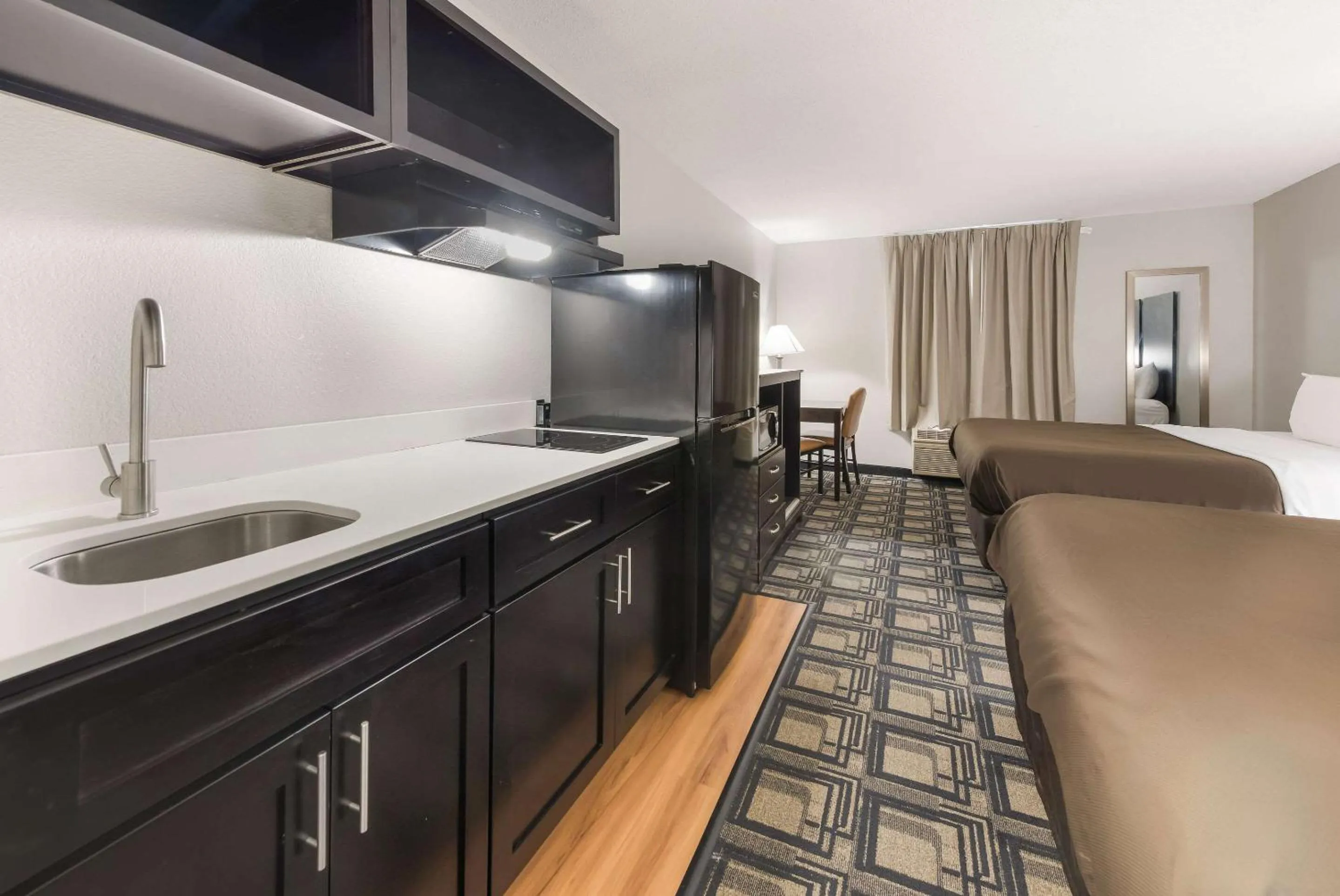 Photo of the whole room, Bed in Suburban Studios Mason Hwy 42