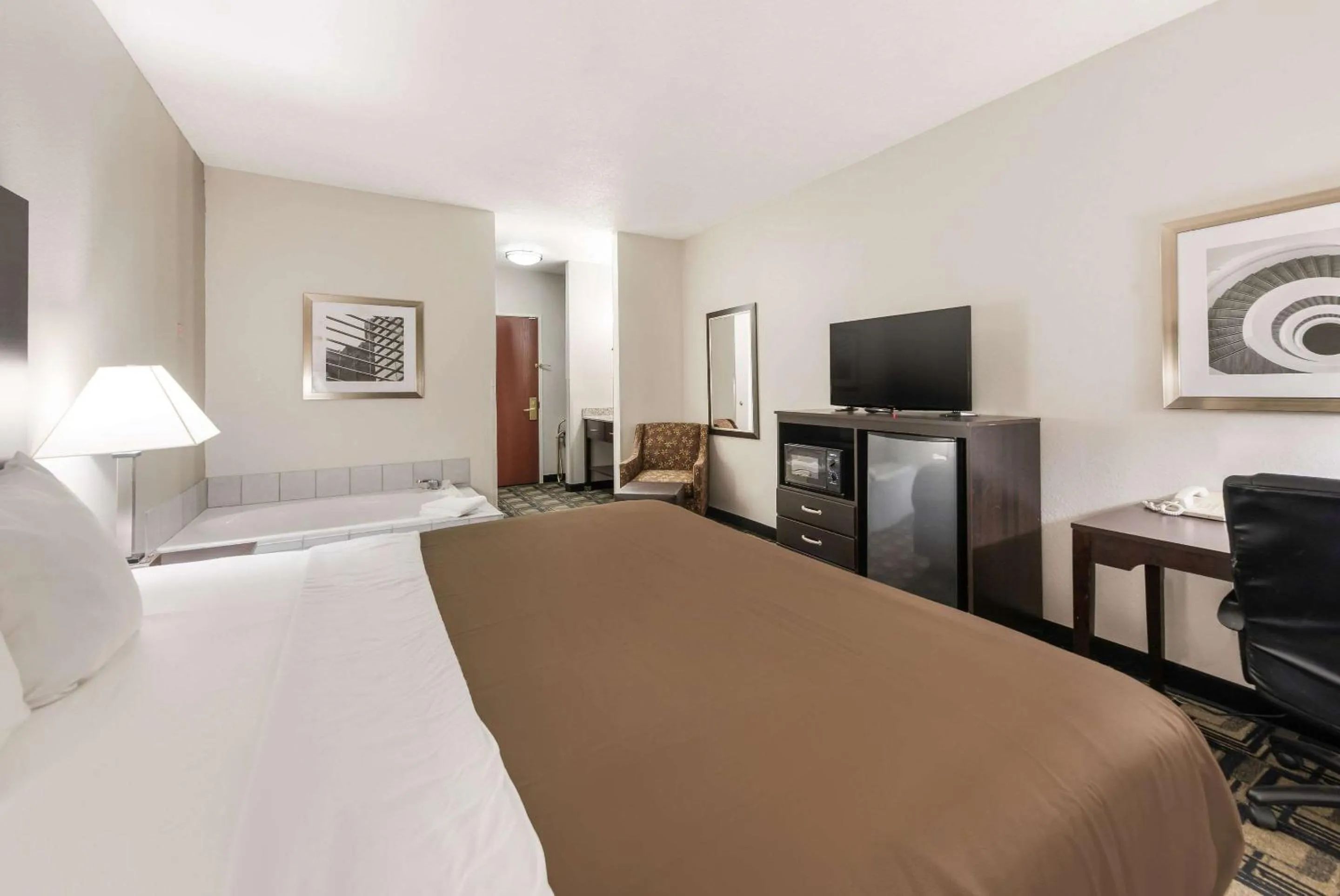 Photo of the whole room, Bed in Suburban Studios Mason Hwy 42