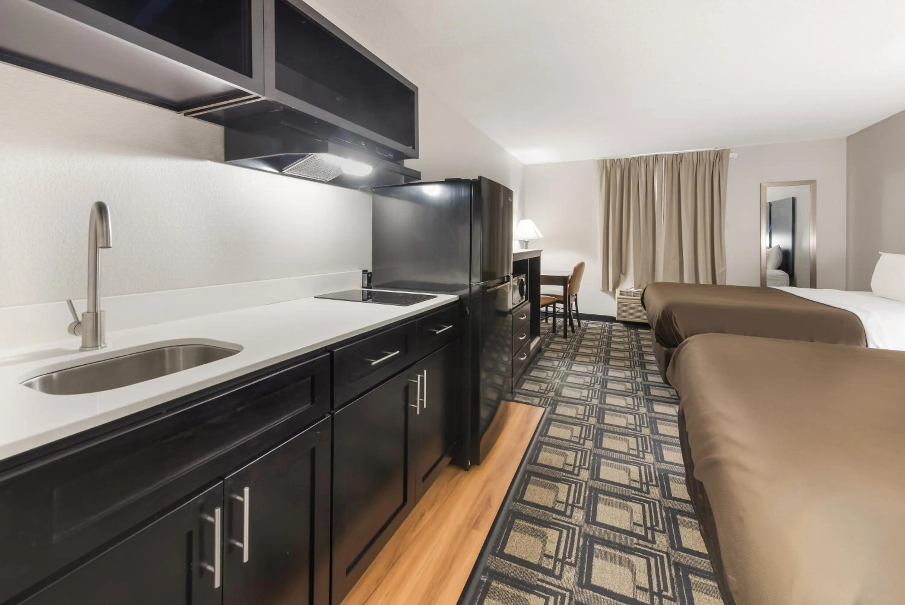 Kitchen or kitchenette, Bed in Suburban Studios Mason Hwy 42