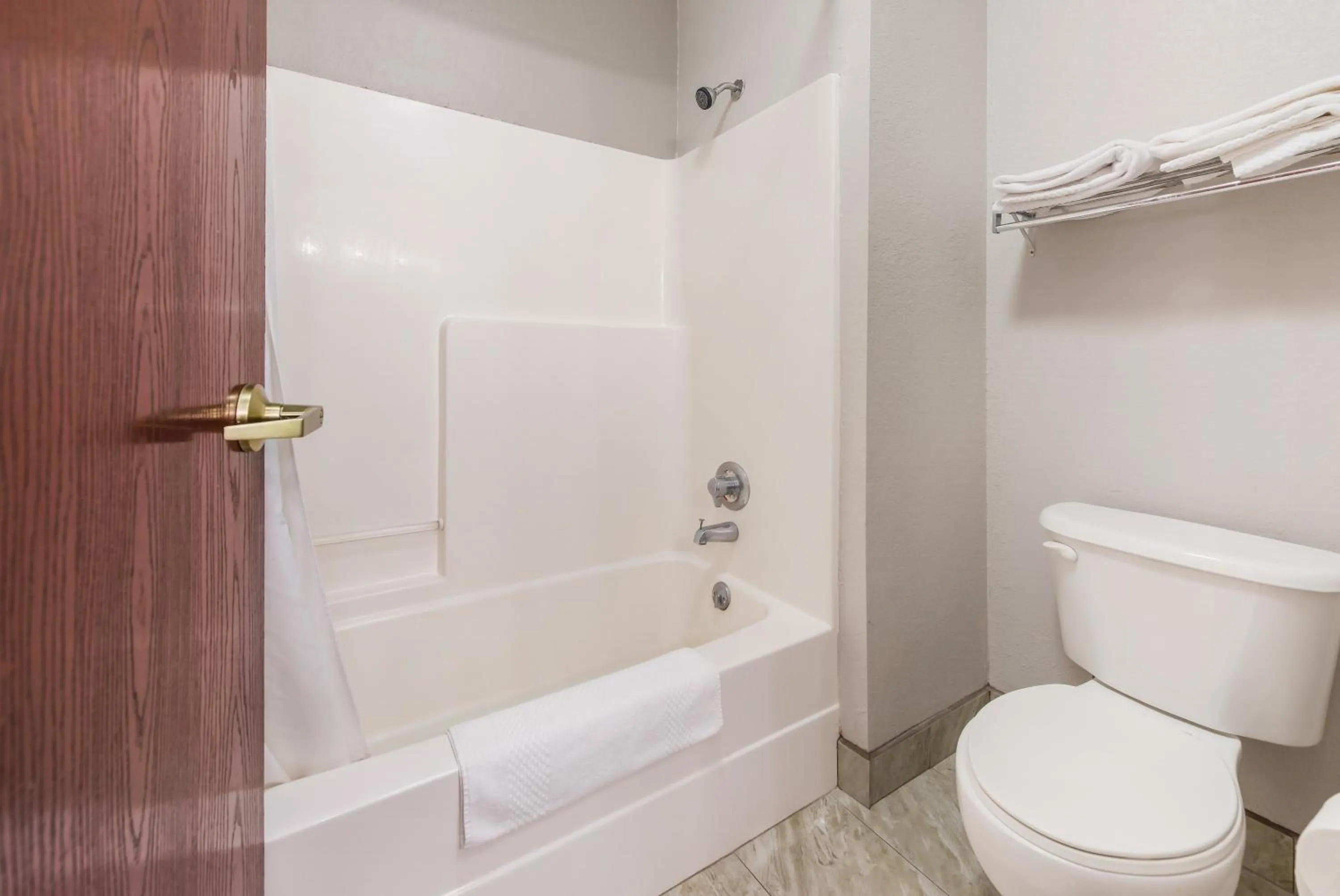 Bathroom in Suburban Studios Mason Hwy 42