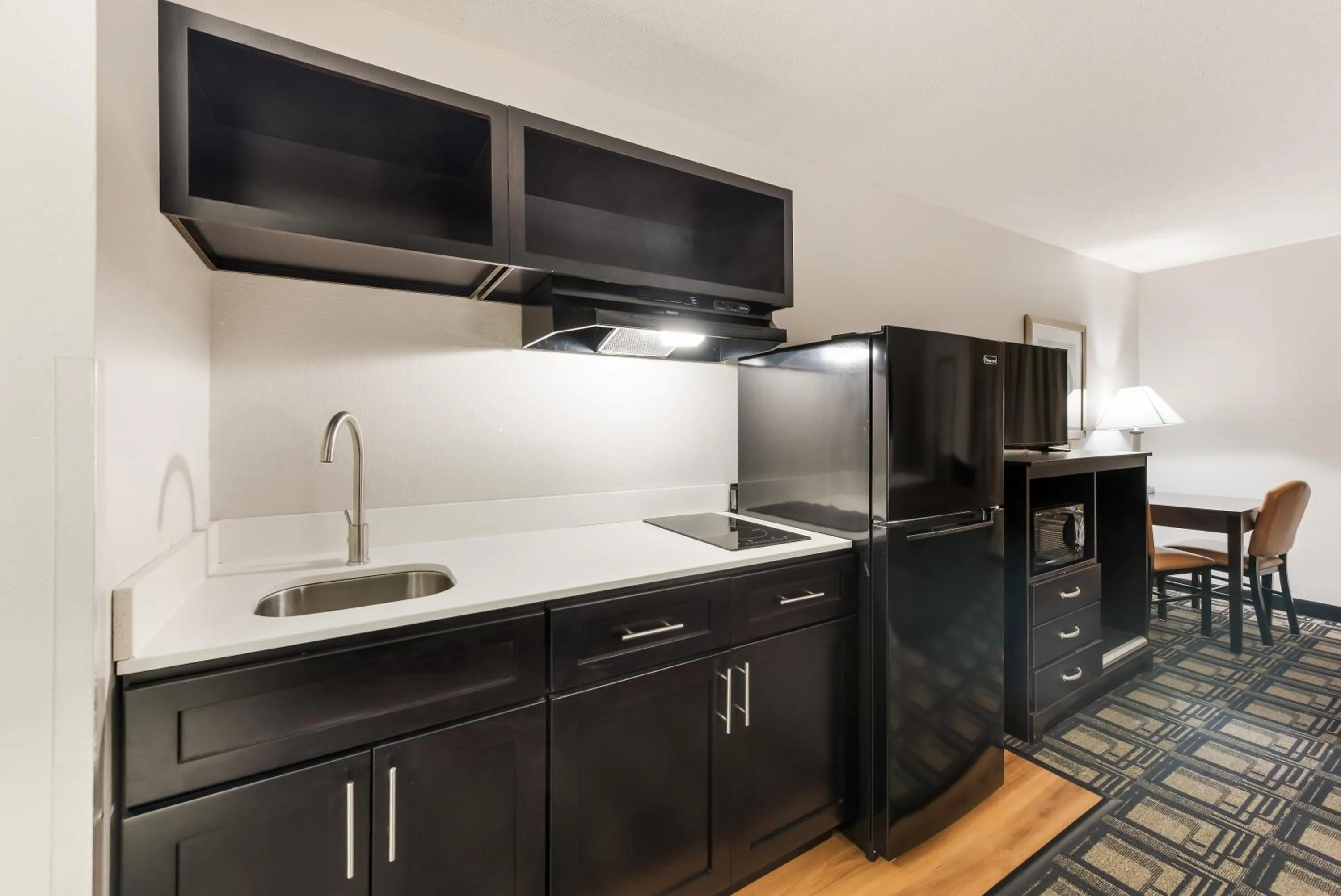 Kitchen or kitchenette in Suburban Studios Mason Hwy 42