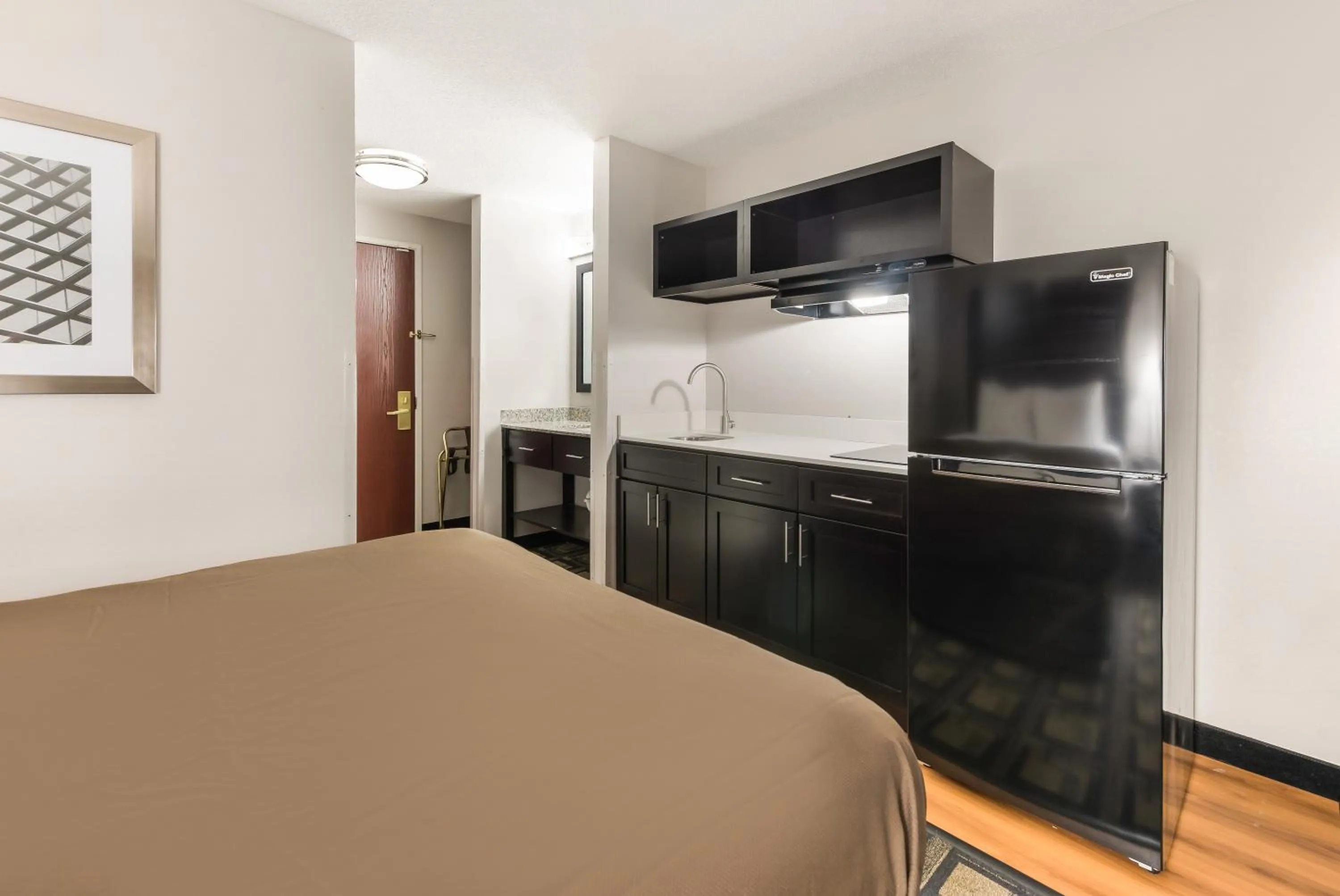 Kitchen or kitchenette in Suburban Studios Mason Hwy 42