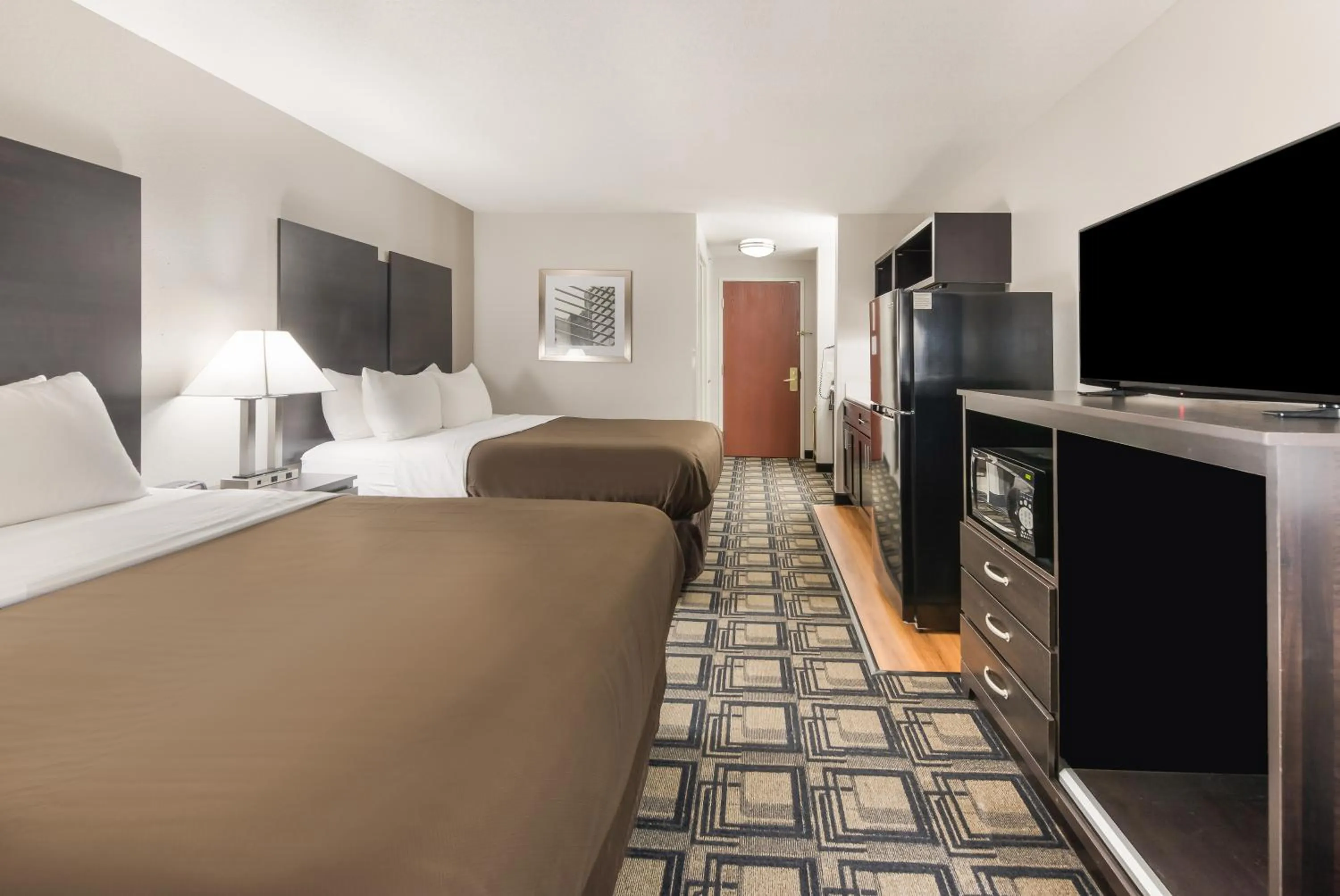 Kitchen or kitchenette, Bed in Suburban Studios Mason Hwy 42