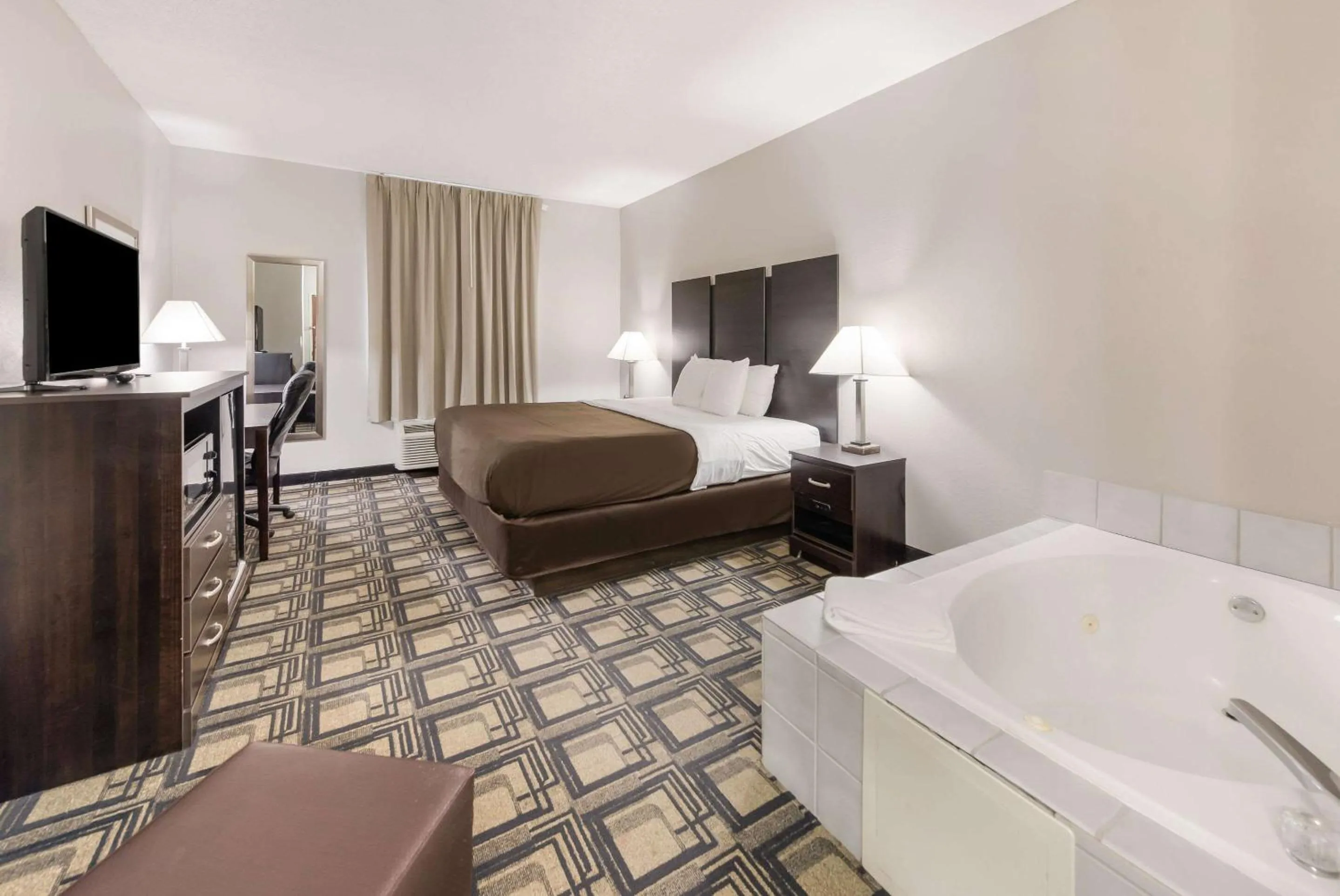 Photo of the whole room, Bed in Suburban Studios Mason Hwy 42