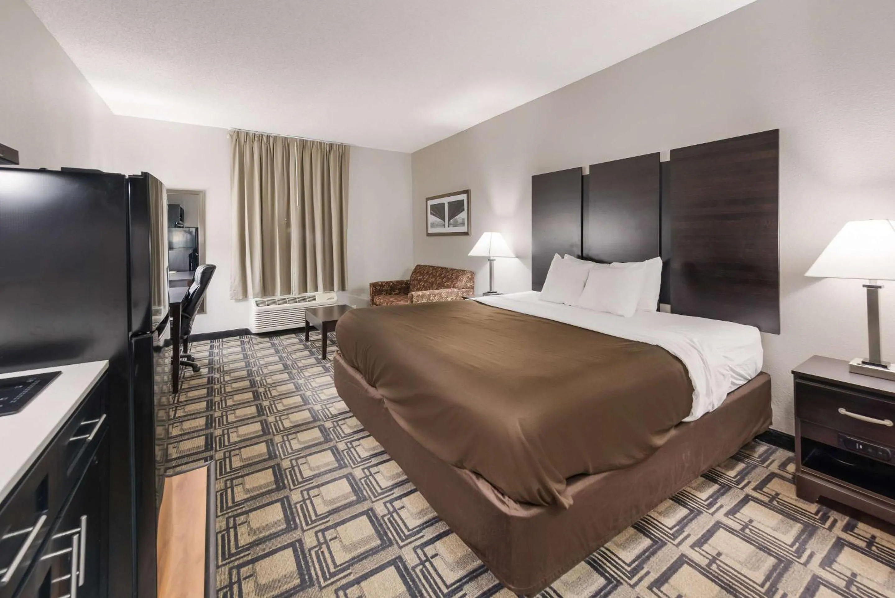 Photo of the whole room, Bed in Suburban Studios Mason Hwy 42