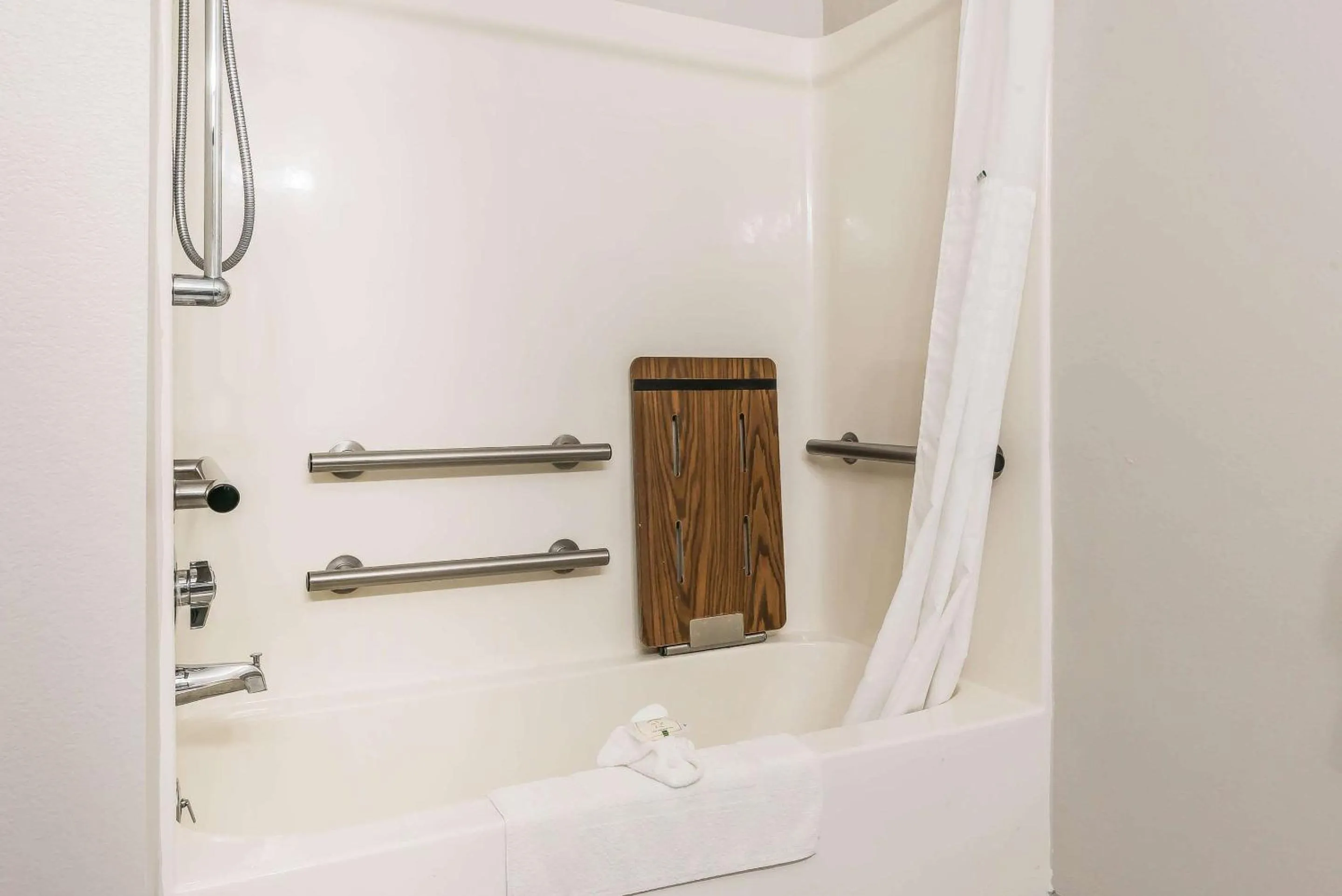 Photo of the whole room in Suburban Studios Mason Hwy 42