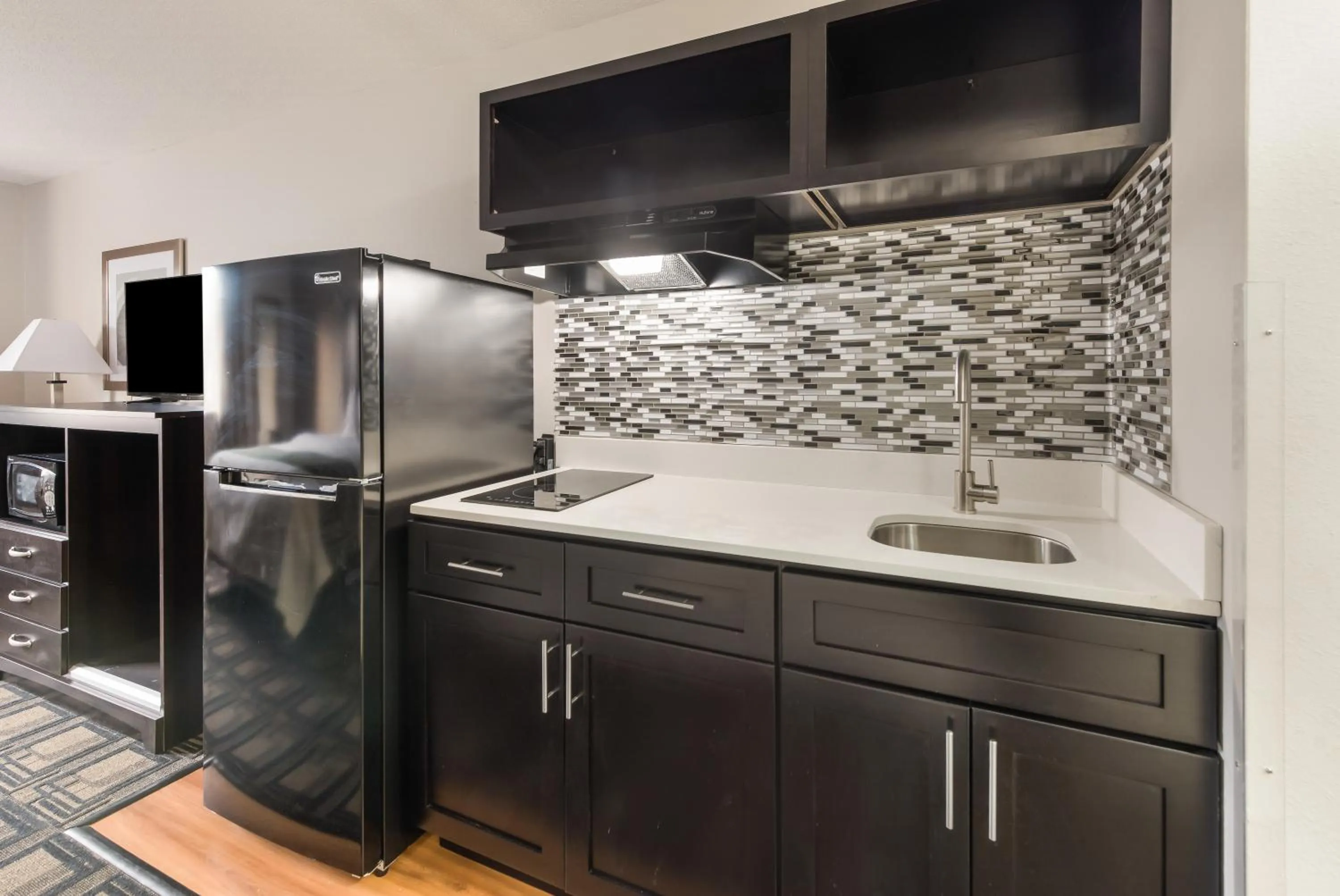 Kitchen or kitchenette in Suburban Studios Mason Hwy 42