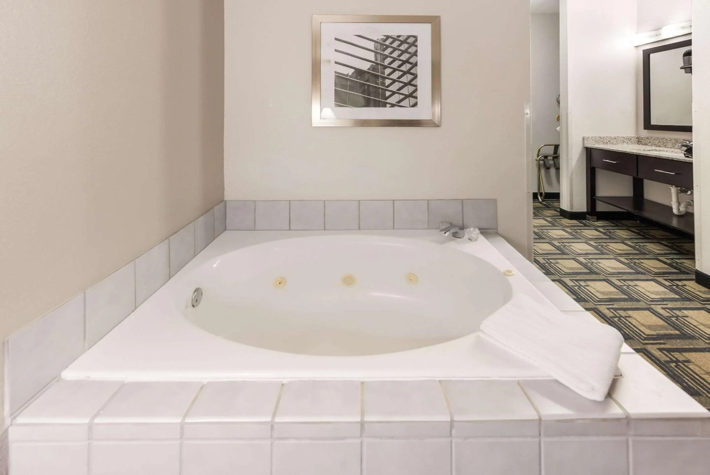 Bedroom in Suburban Studios Mason Hwy 42