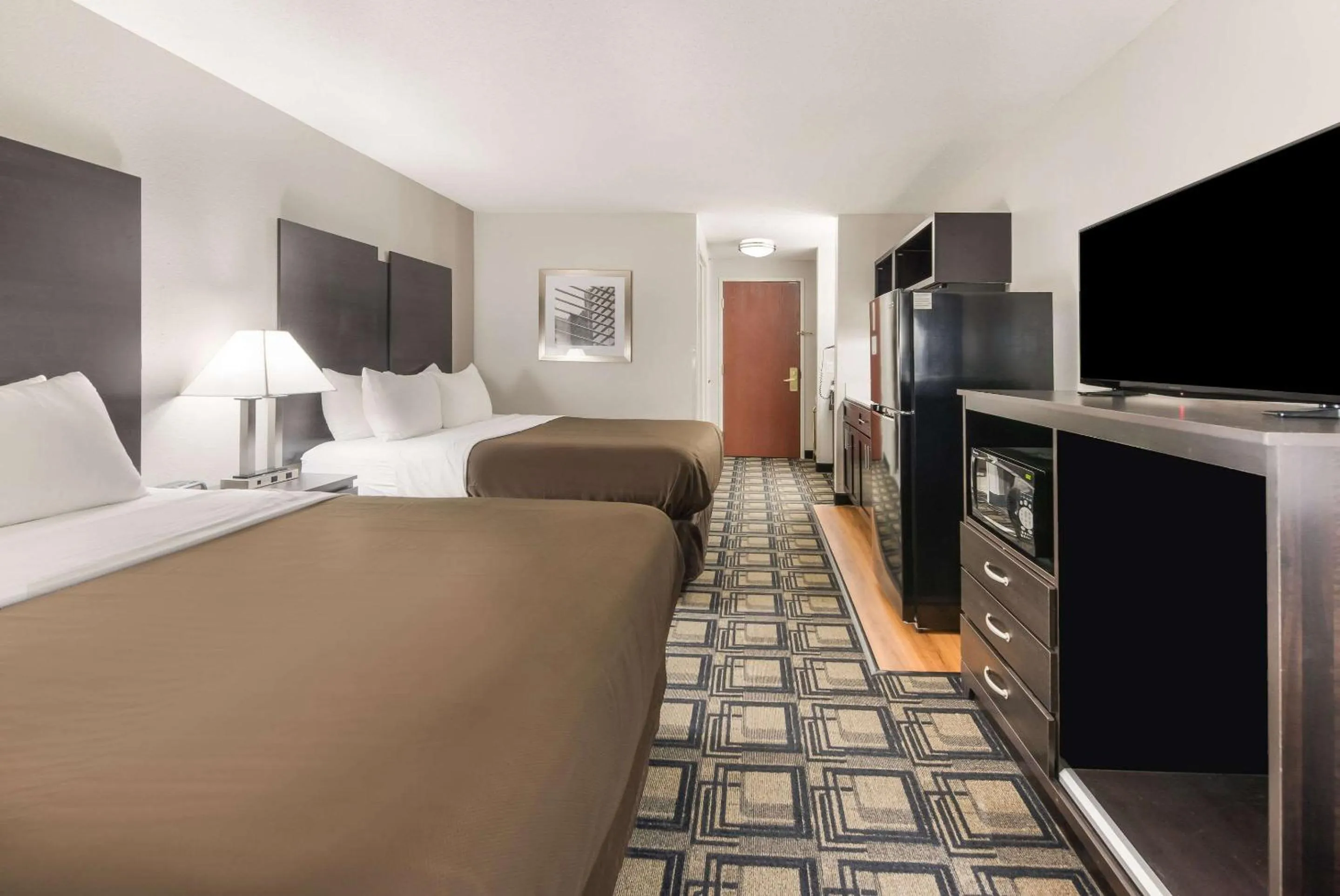 Photo of the whole room, Bed in Suburban Studios Mason Hwy 42