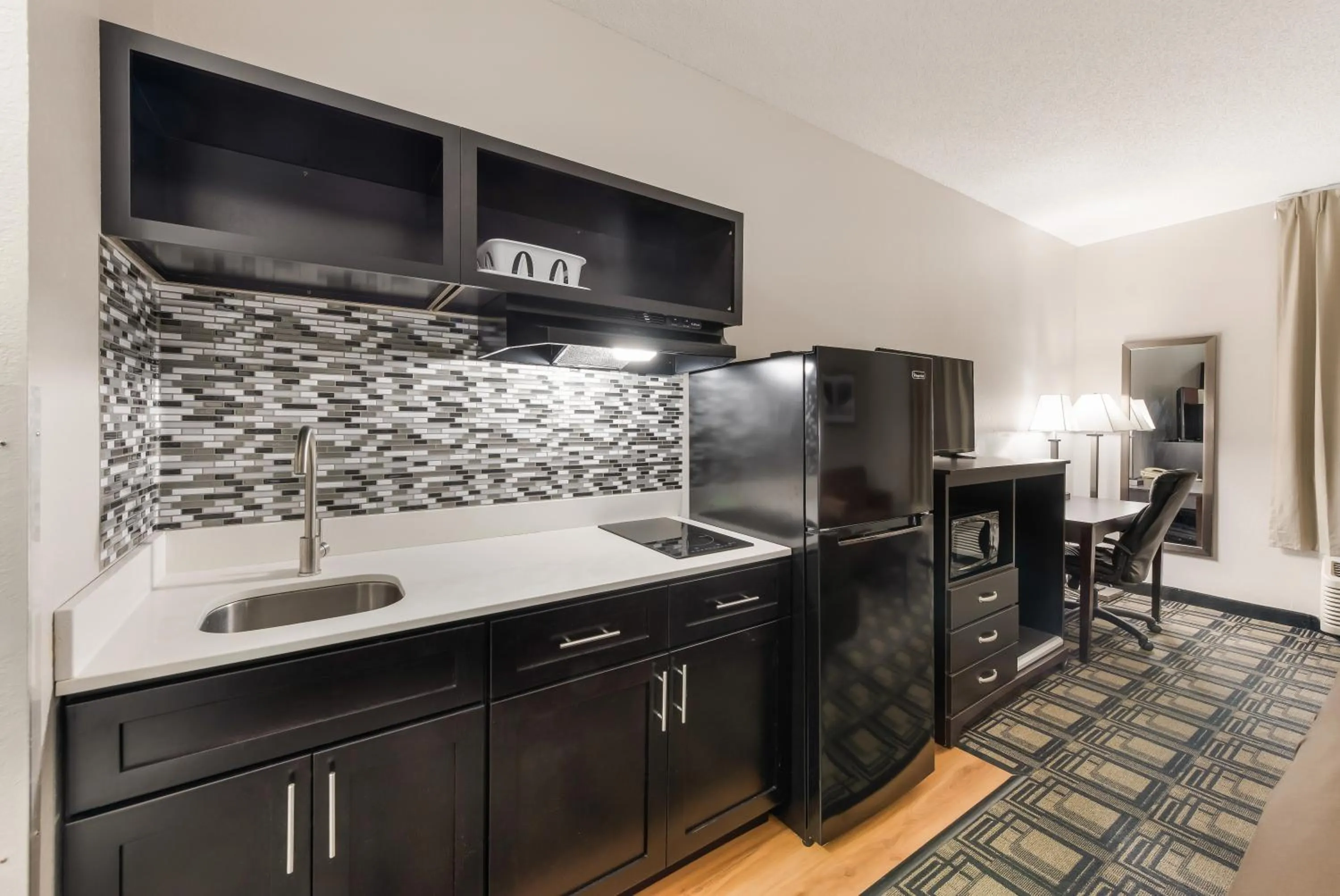 Kitchen or kitchenette in Suburban Studios Mason Hwy 42