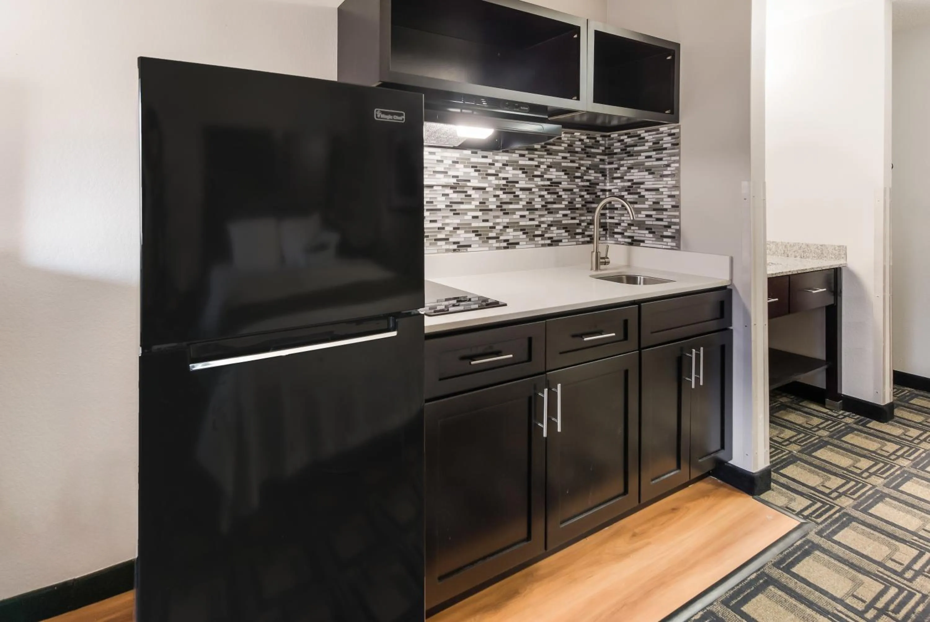 Kitchen or kitchenette in Suburban Studios Mason Hwy 42