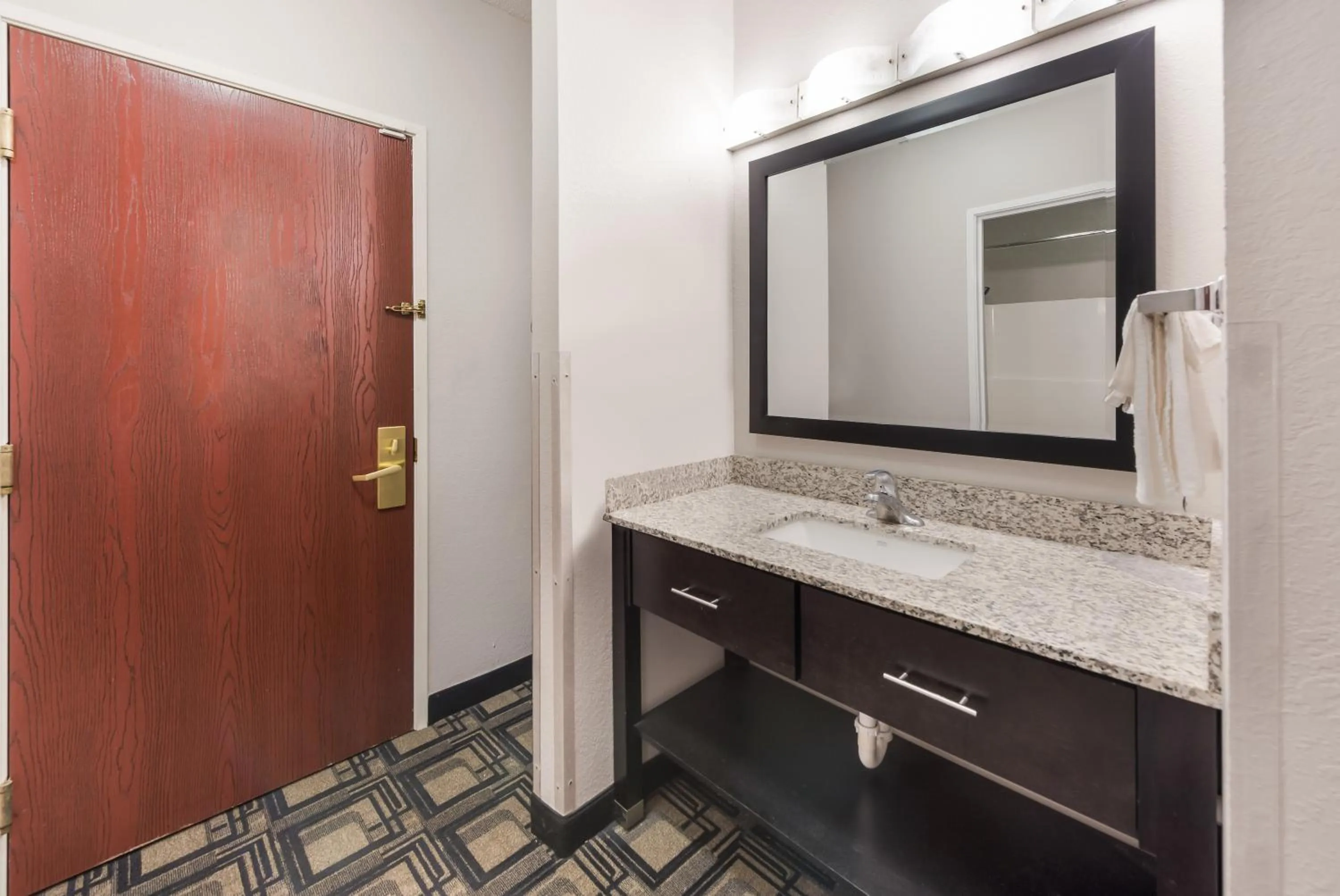 Bathroom in Suburban Studios Mason Hwy 42