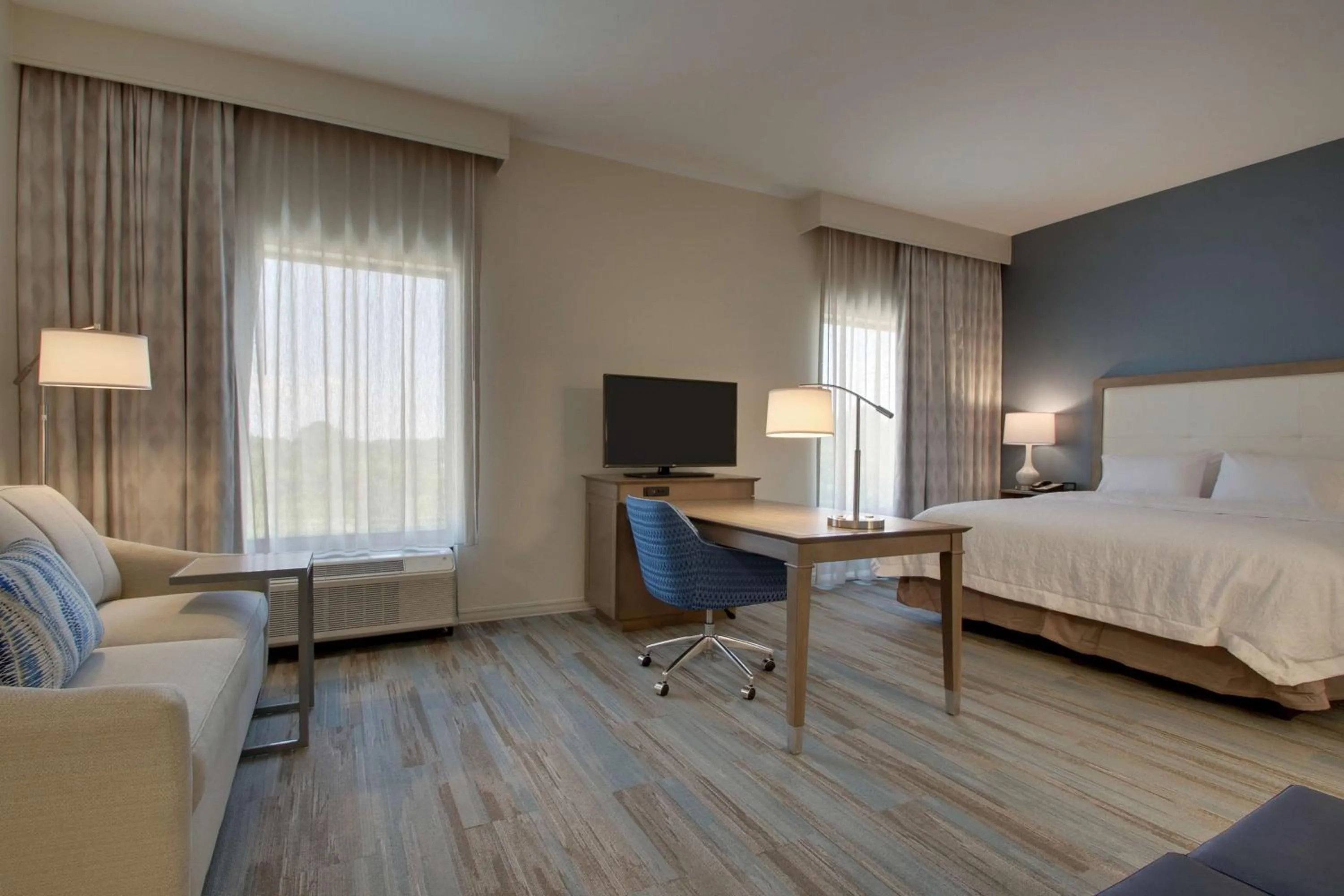 Bedroom, Bed in Hampton Inn Sneads Ferry Topsail Beach