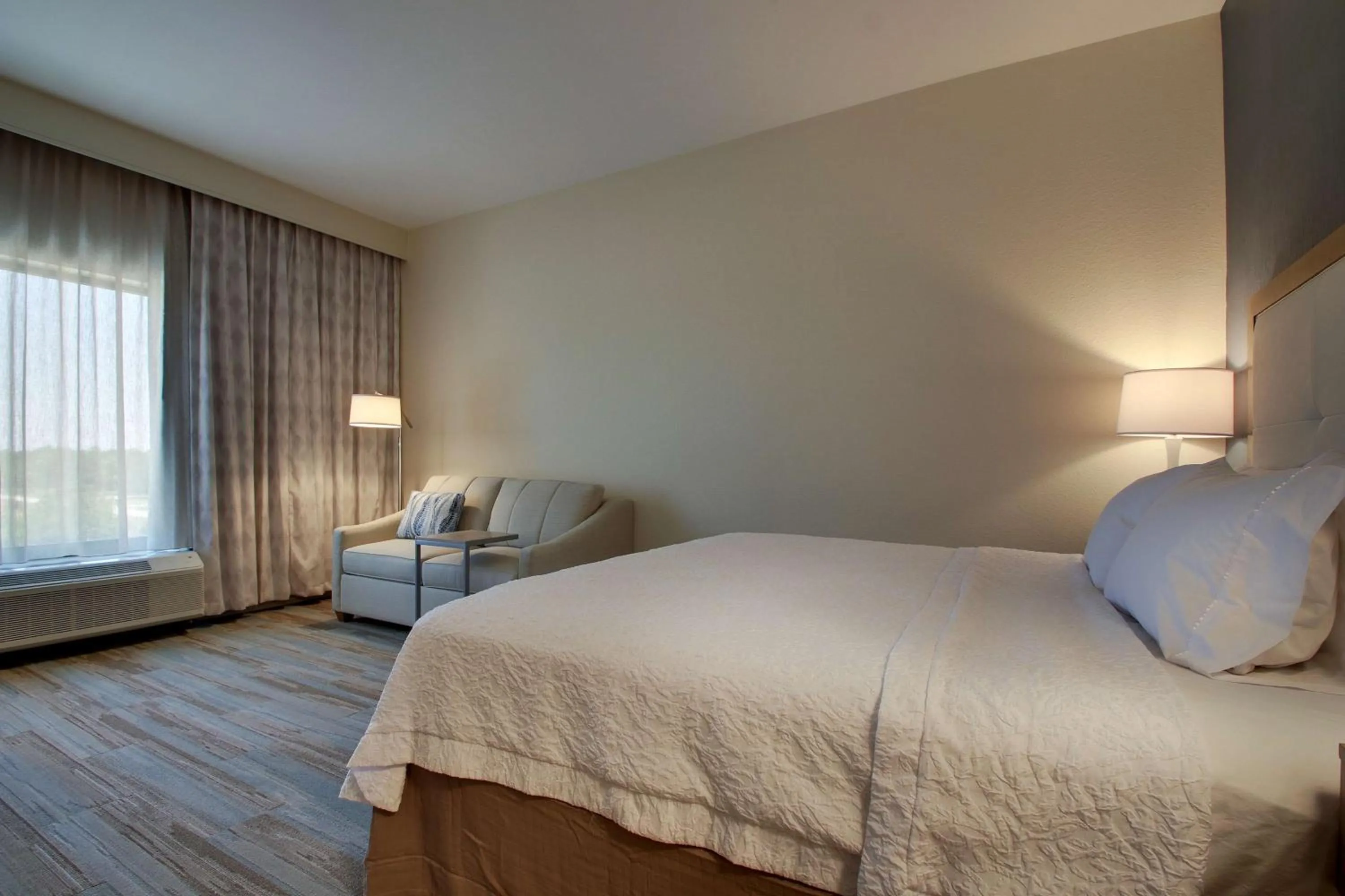 Living room, Bed in Hampton Inn Sneads Ferry Topsail Beach