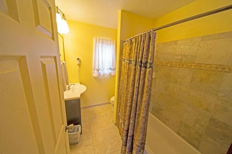 Bathroom in Rainbow Lodge and Inn