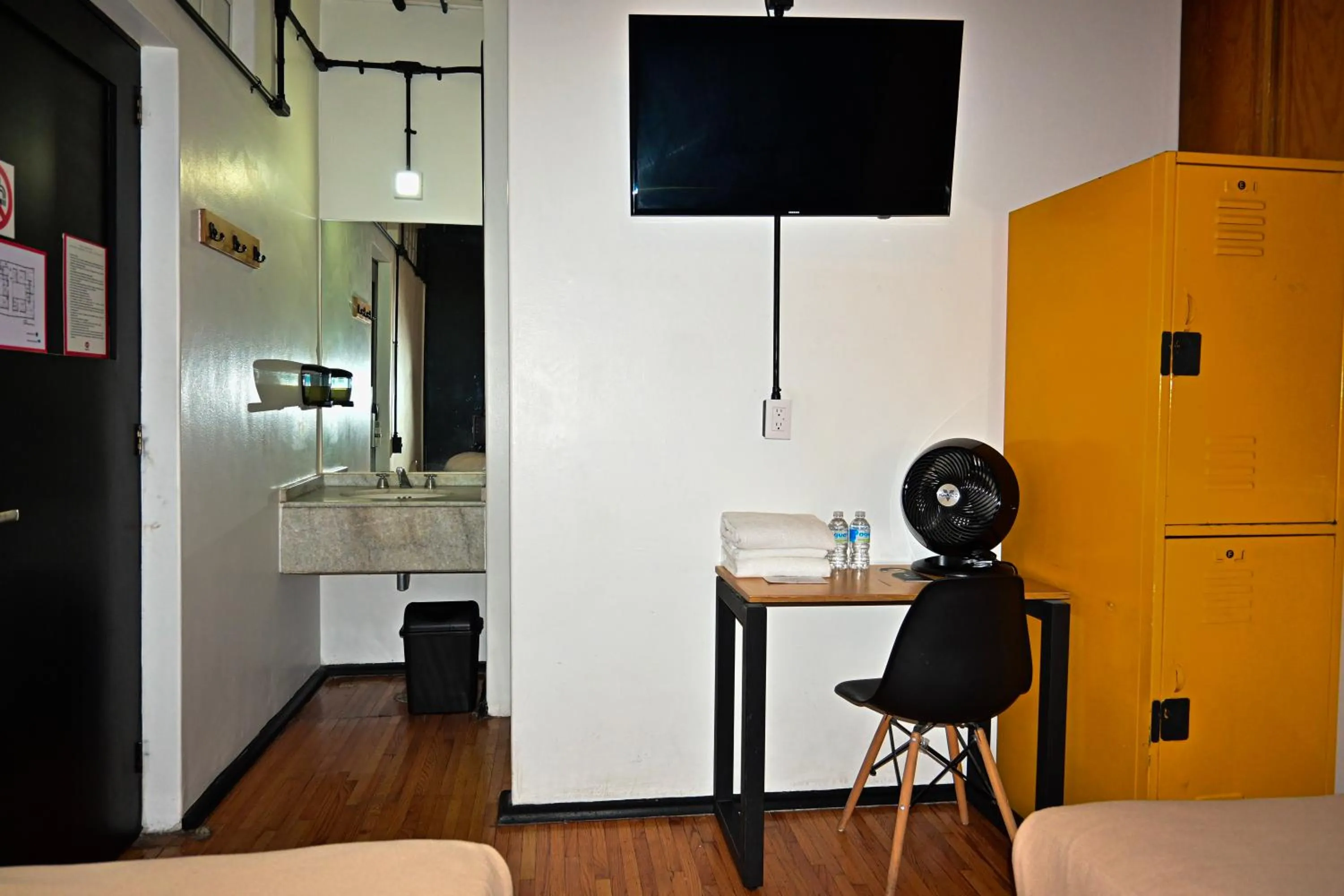 Bathroom, Bed in Hostel Mundo Joven Catedral