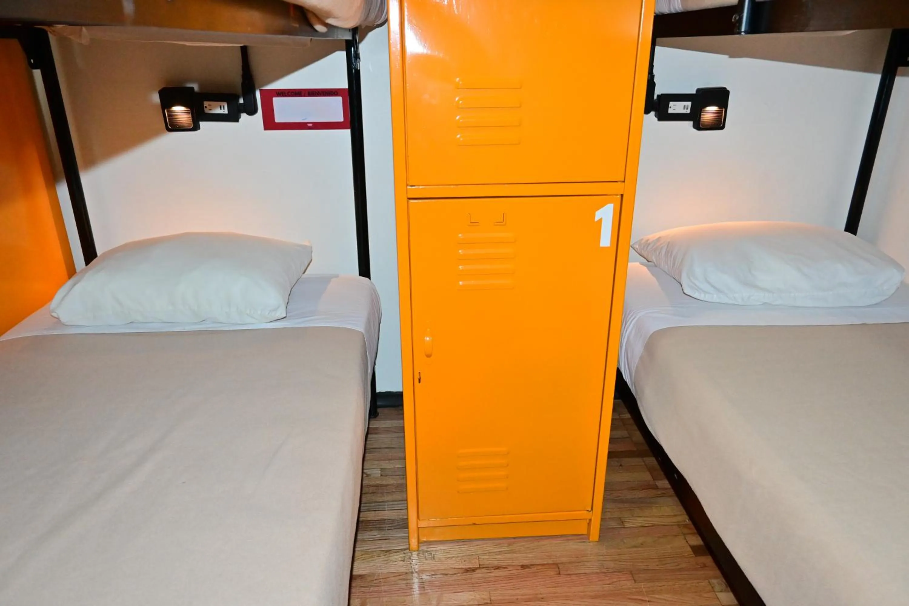 Photo of the whole room, Bed in Hostel Mundo Joven Catedral