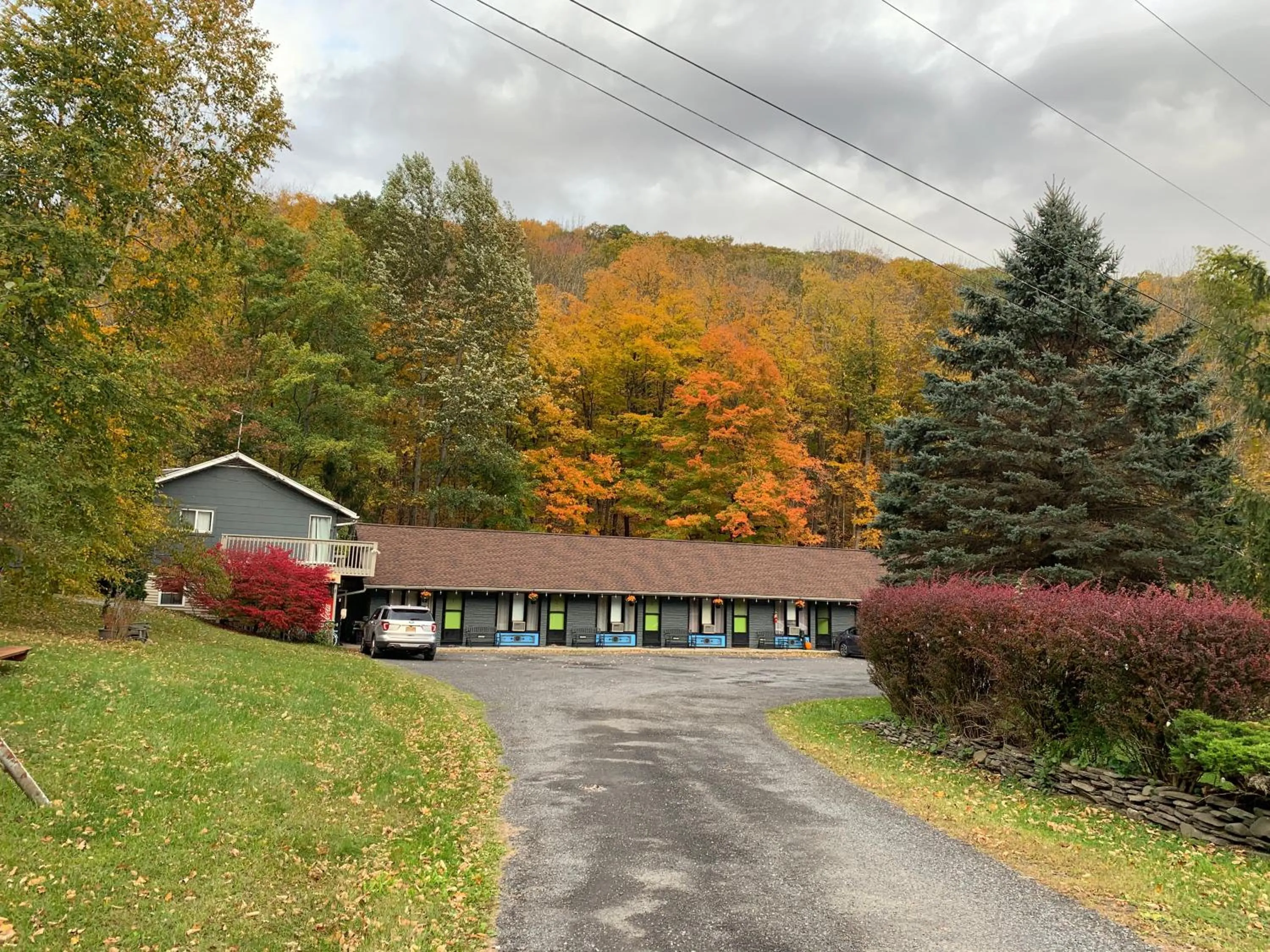 Starlite Motel & Suites