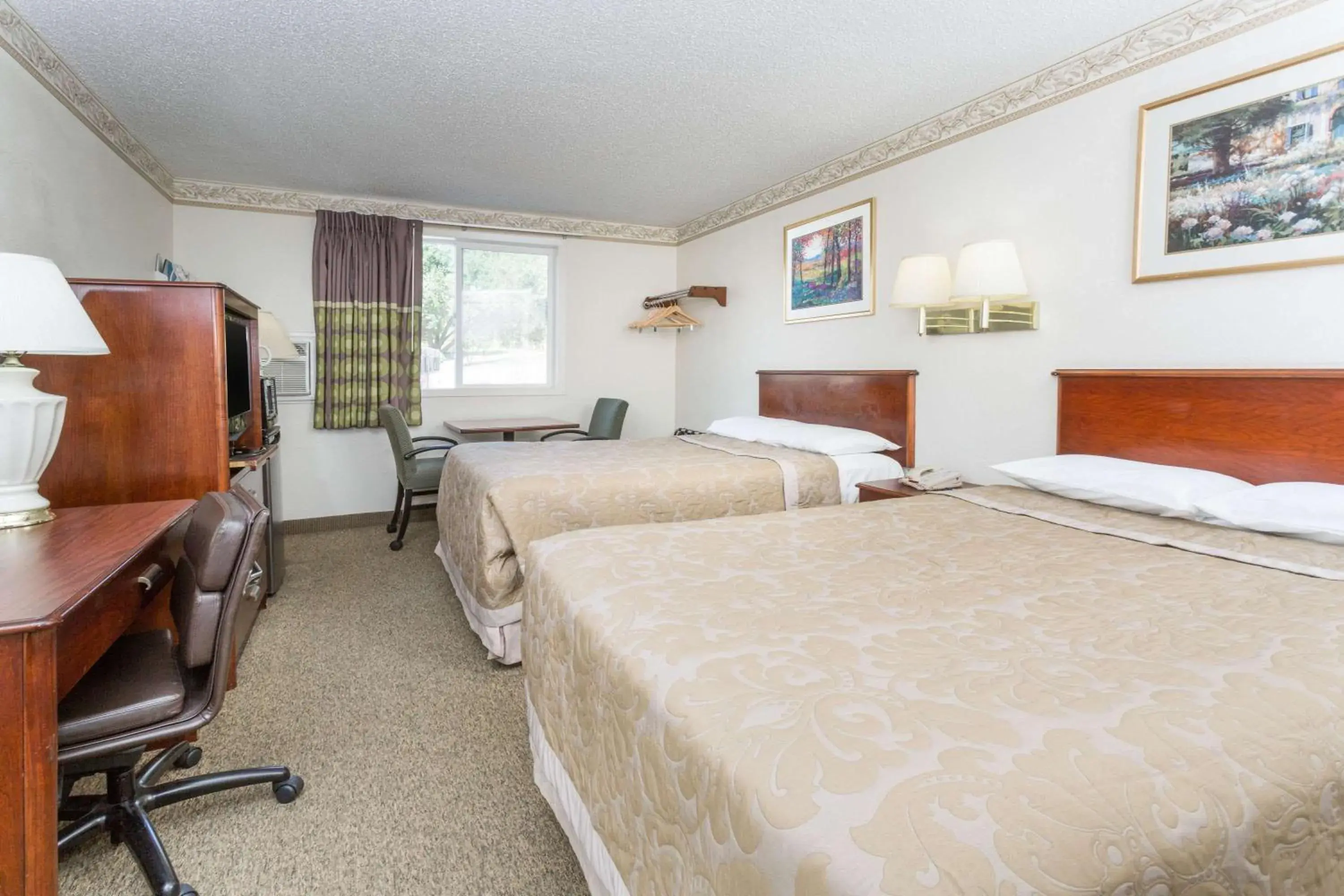 Photo of the whole room in Super 8 by Wyndham Colorado Springs/Chestnut Street Photo of the whole room in Super 8 by Wyndham Colorado Springs/Chestnut Street