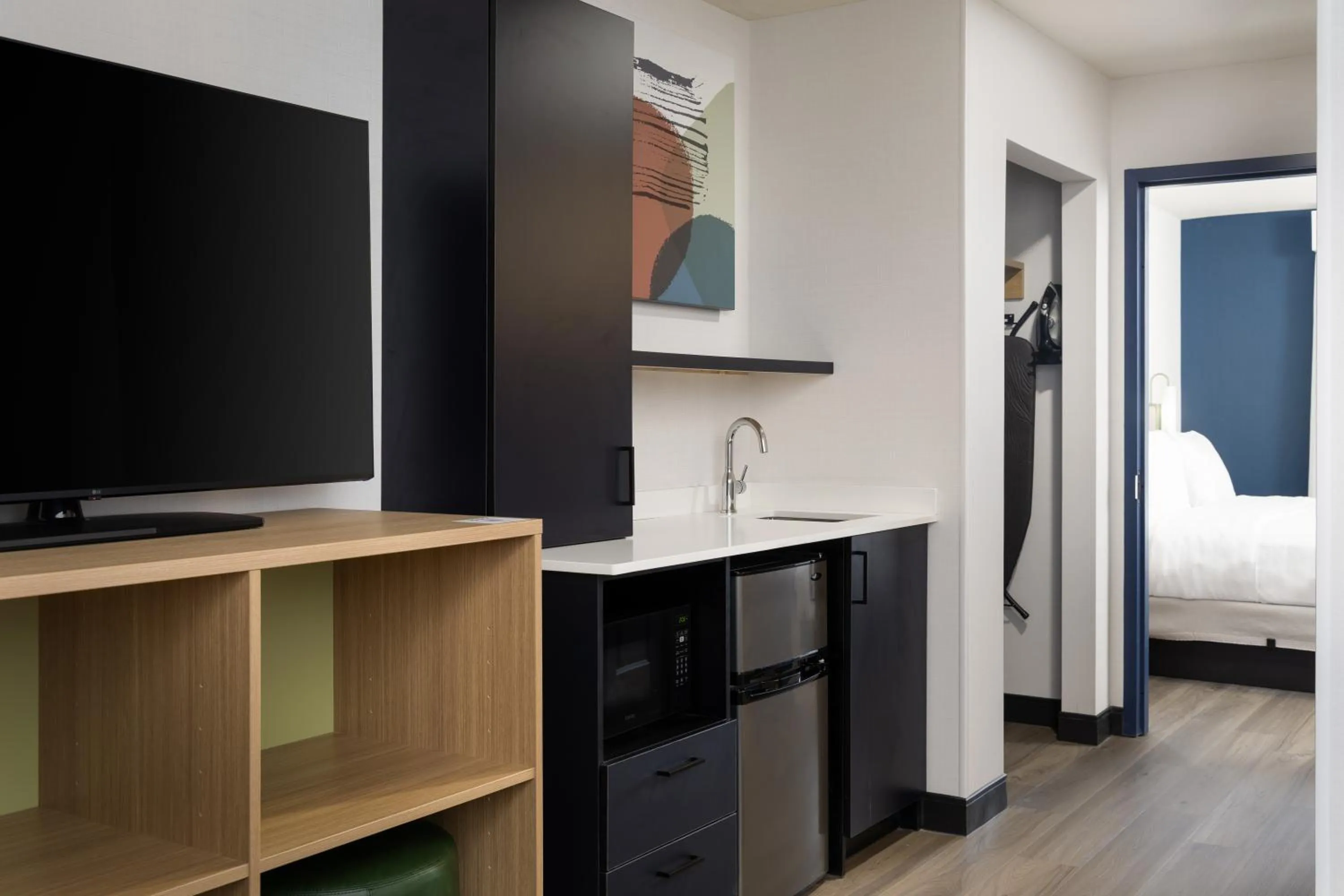 Kitchen or kitchenette, Bed in Spark By Hilton Guelph