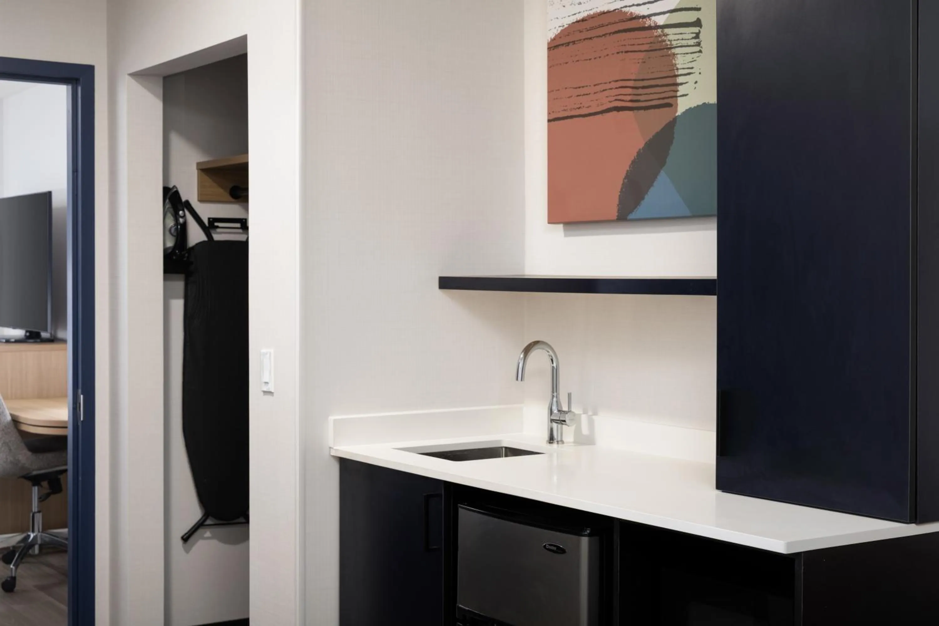 Kitchen or kitchenette in Spark By Hilton Guelph