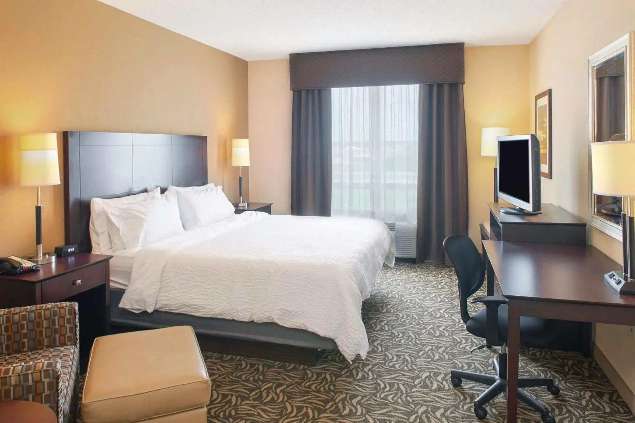 Photo of the whole room, Bed in Holiday Inn Ardmore by IHG Photo of the whole room, Bed in Holiday Inn Ardmore by IHG