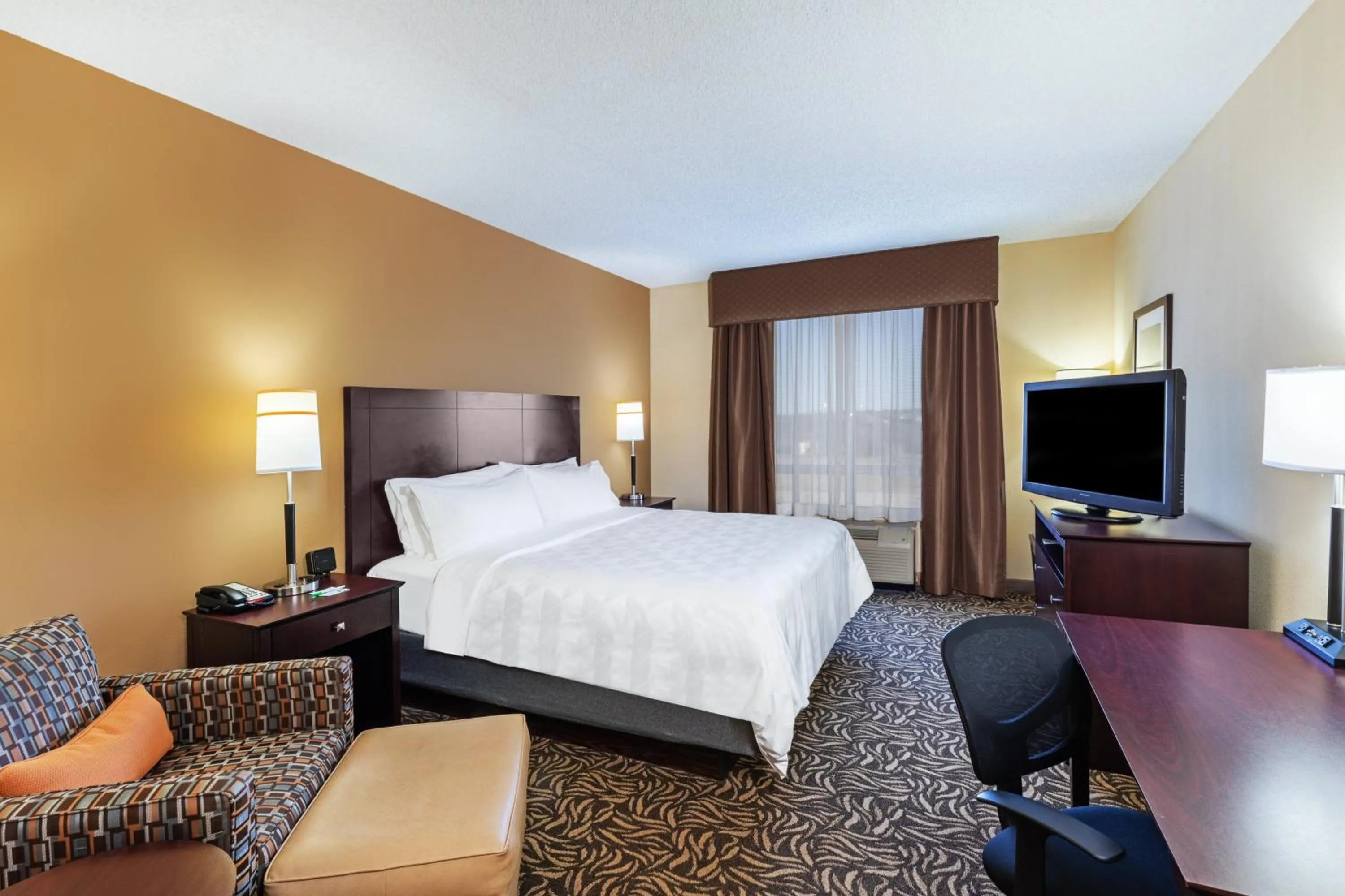 Photo of the whole room, Bed in Holiday Inn Ardmore by IHG