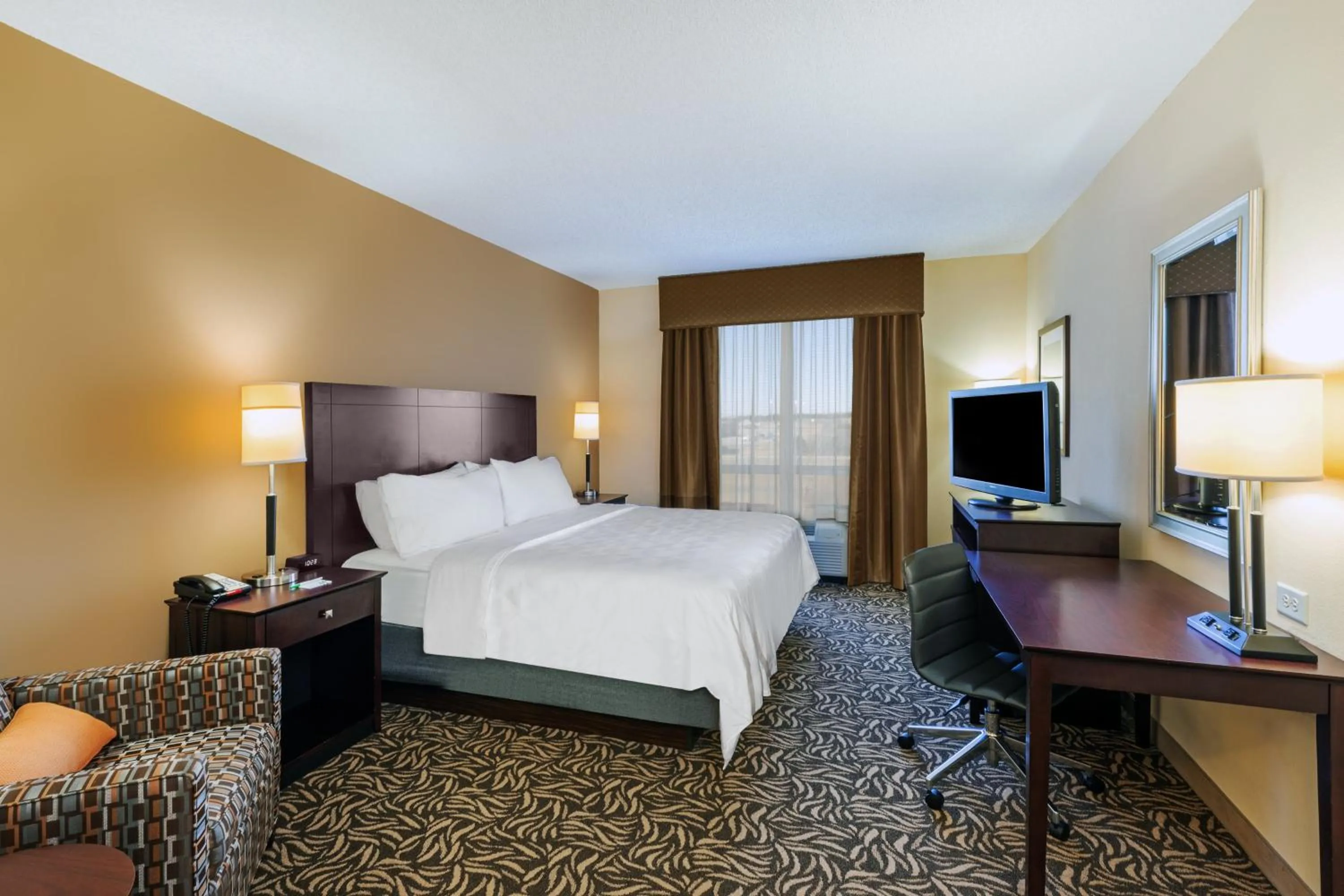 Photo of the whole room, Bed in Holiday Inn Ardmore by IHG