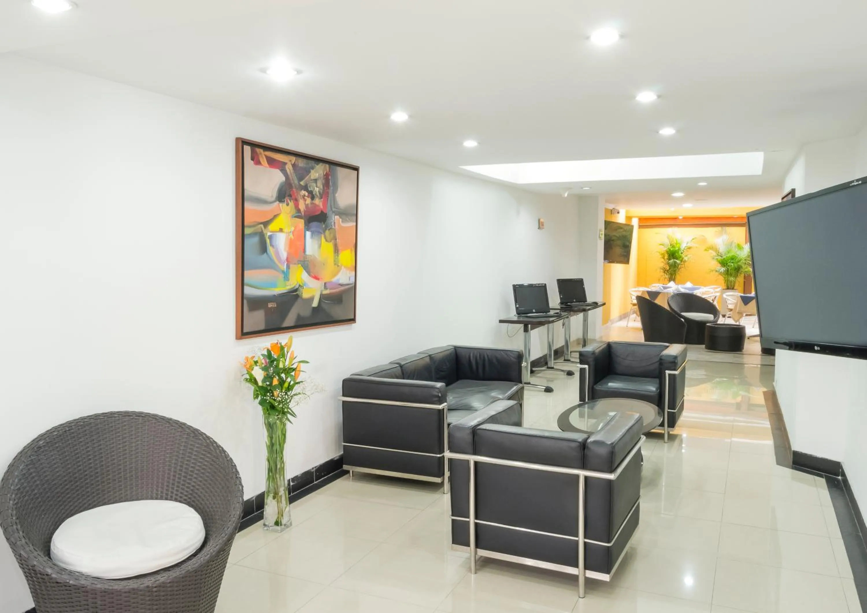 Communal lounge/ TV room in Hotel Regency Suites La Feria