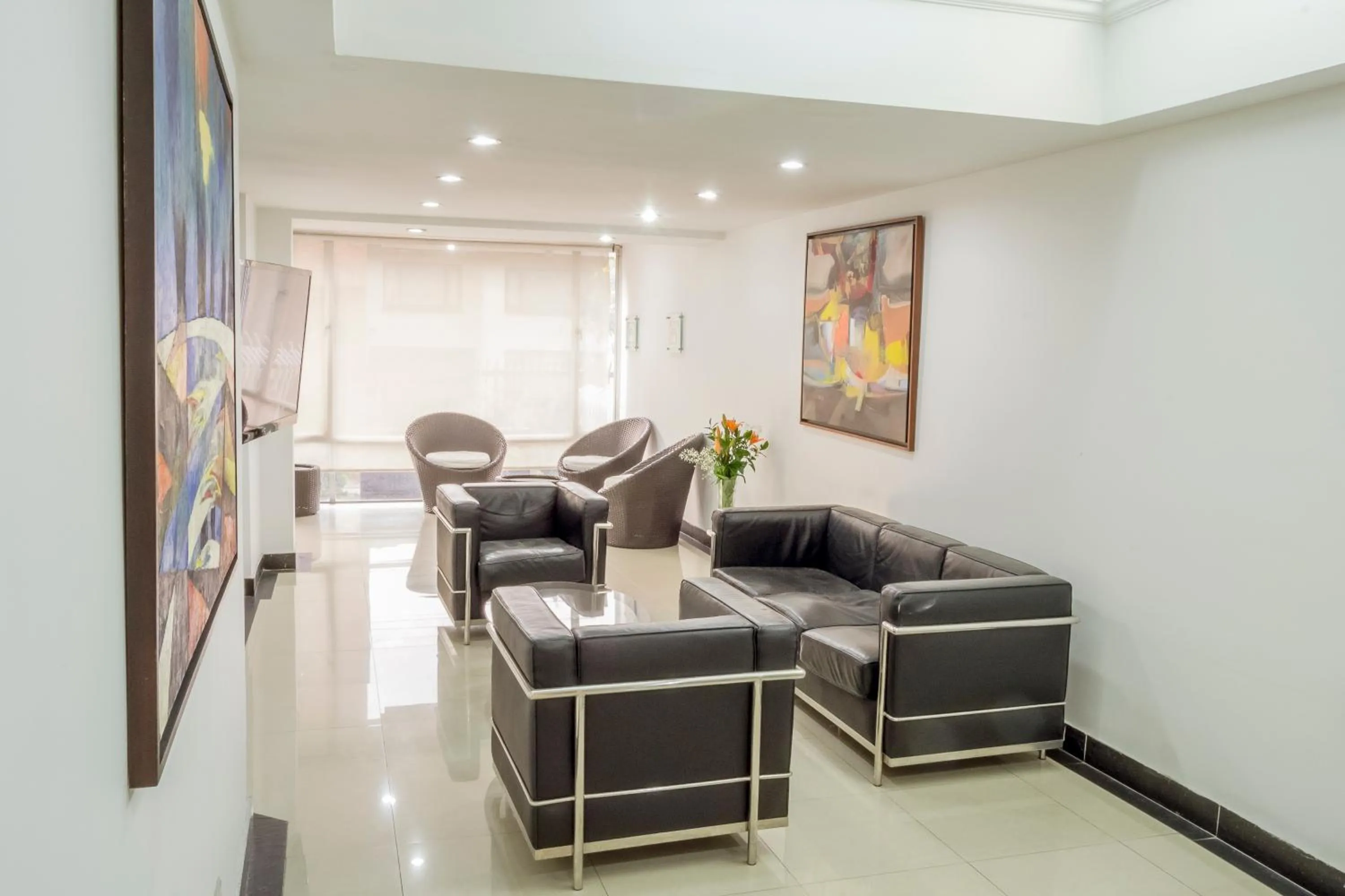 Communal lounge/ TV room in Hotel Regency Suites La Feria