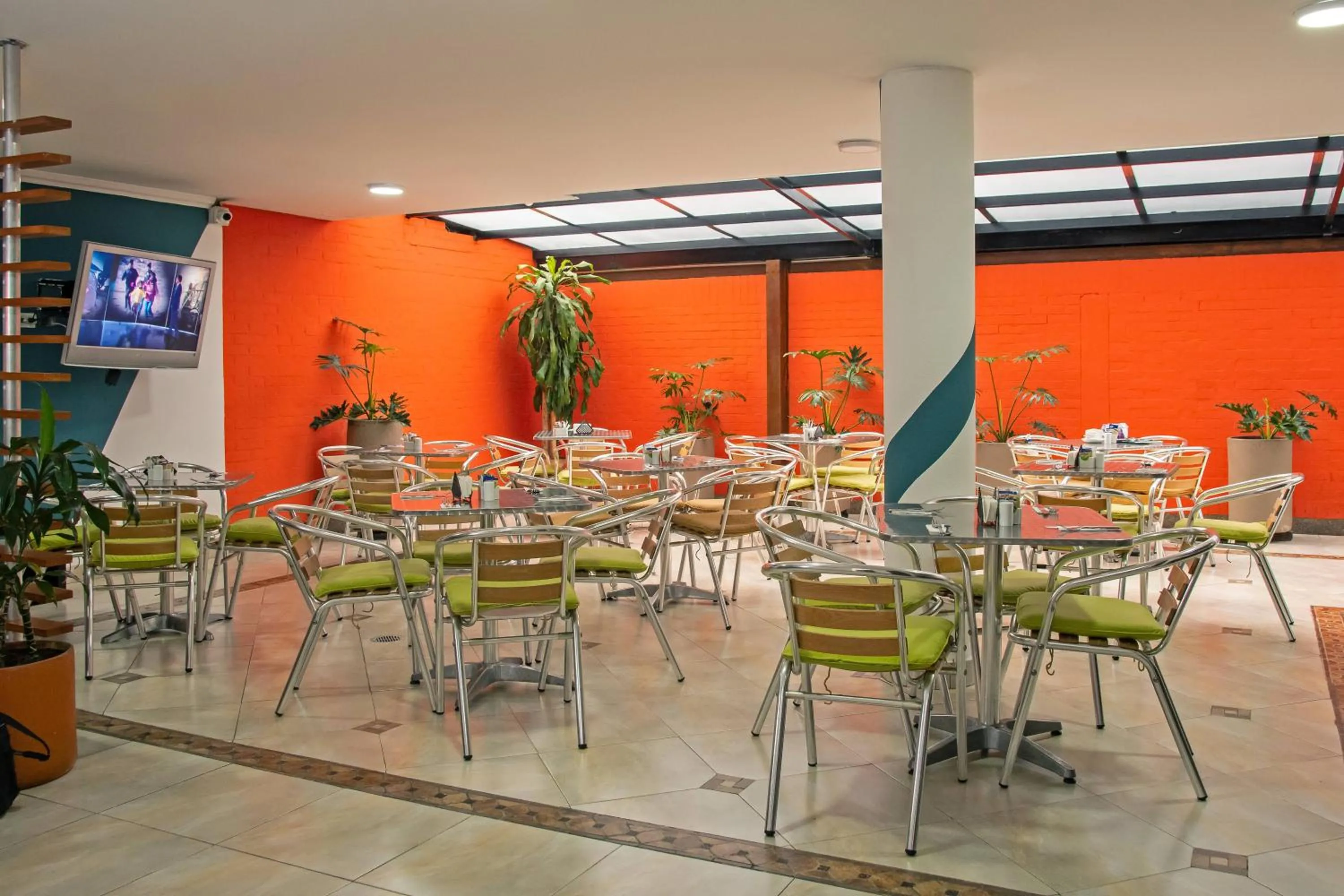 Restaurant/places to eat in Hotel Regency Suites La Feria