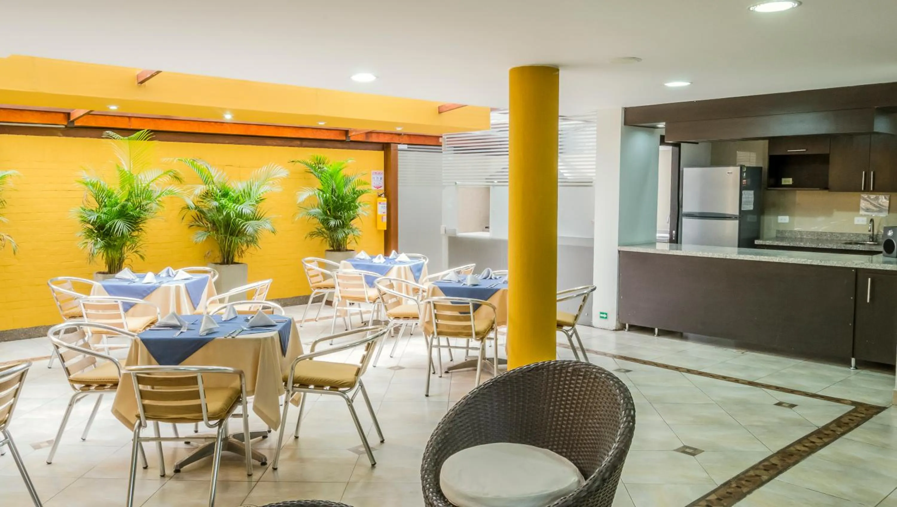 Restaurant/places to eat in Hotel Regency Suites La Feria