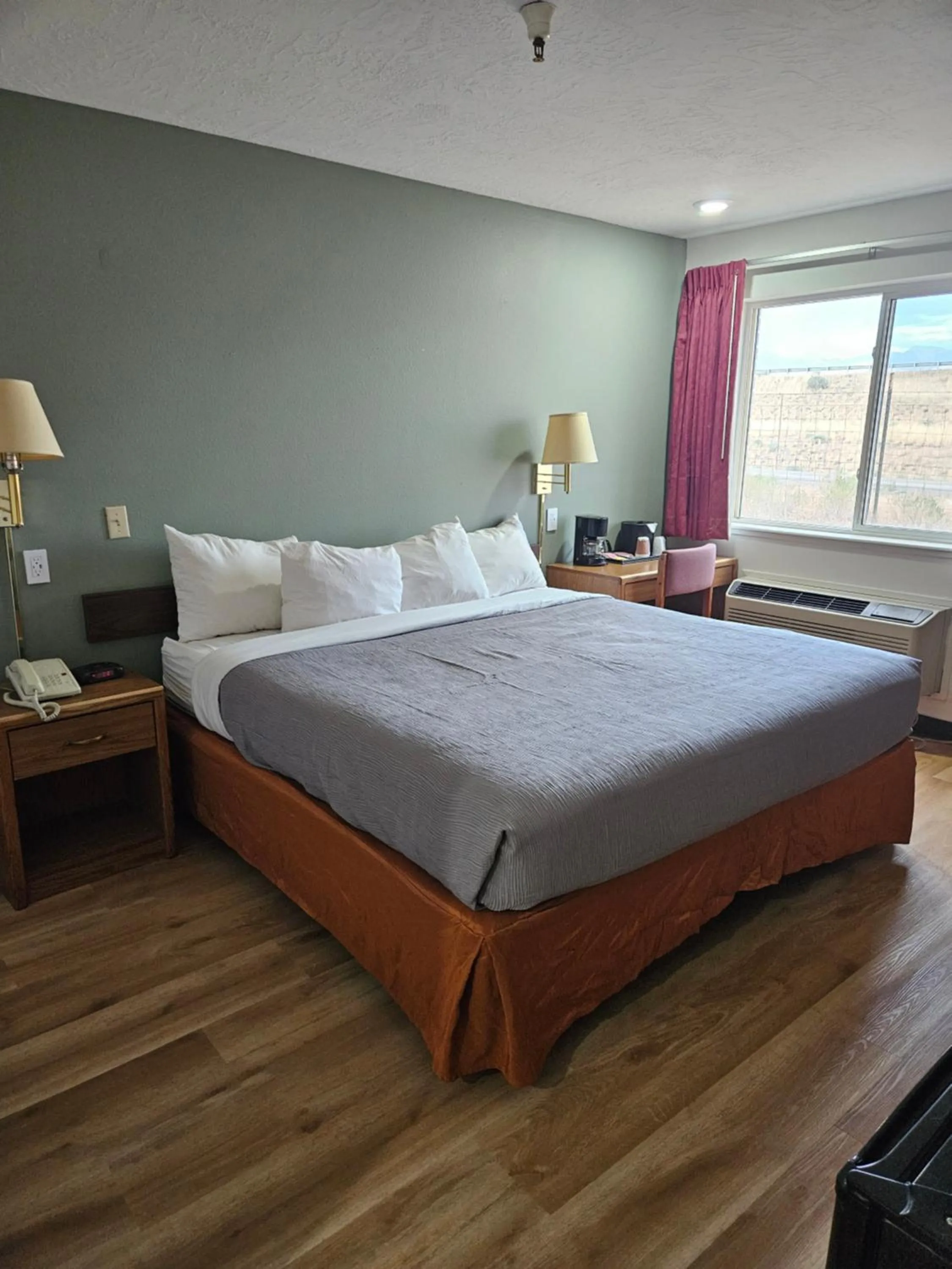 Bedroom, Bed in Quality Inn Beaver I-15